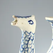 Cafetière ancienne en faïence blanche décorée, Europe XIX Century