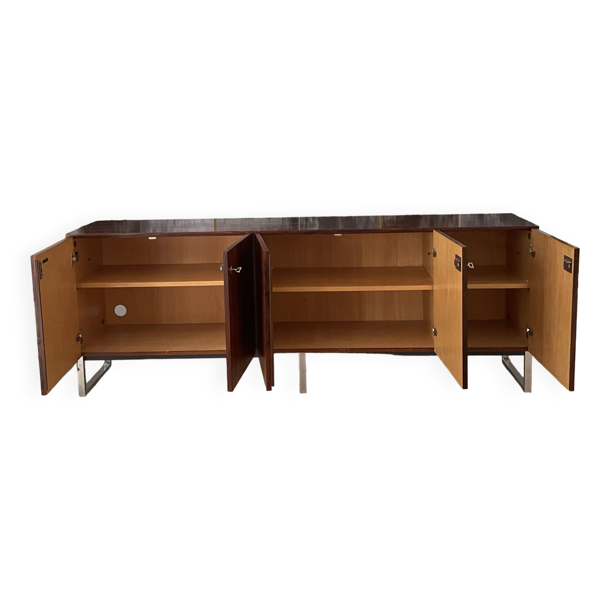 Enfilade scandinave en palissandre, 5 portes. Piétement en tube carré chromé.
