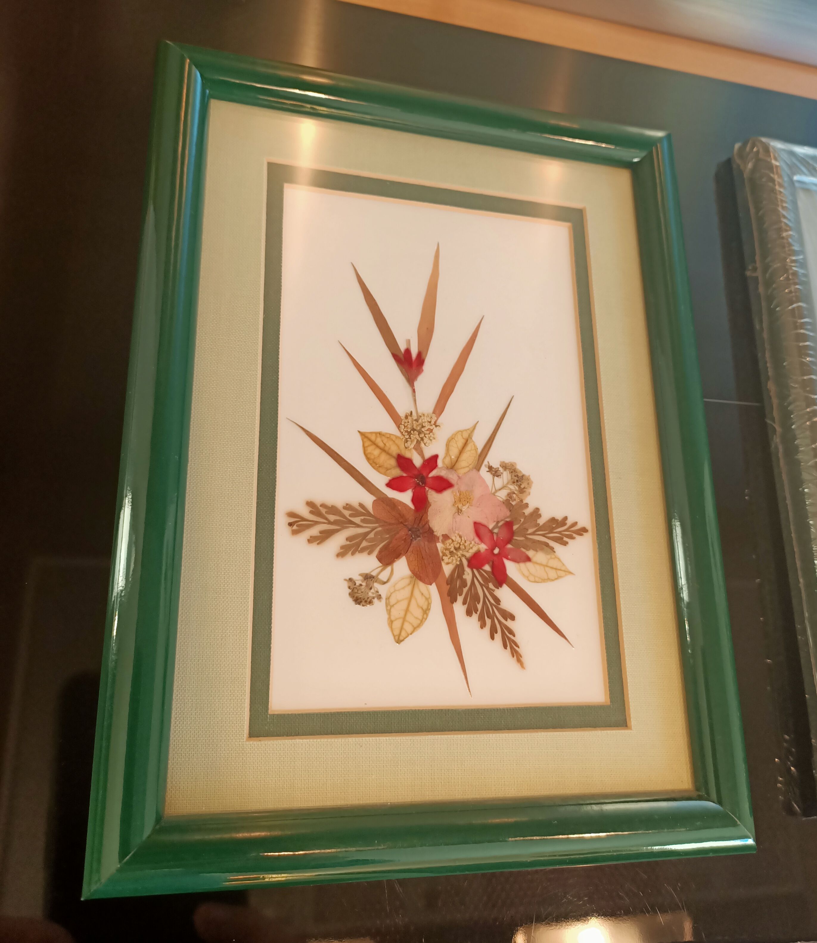 5 herbariums, framed floral arrangement