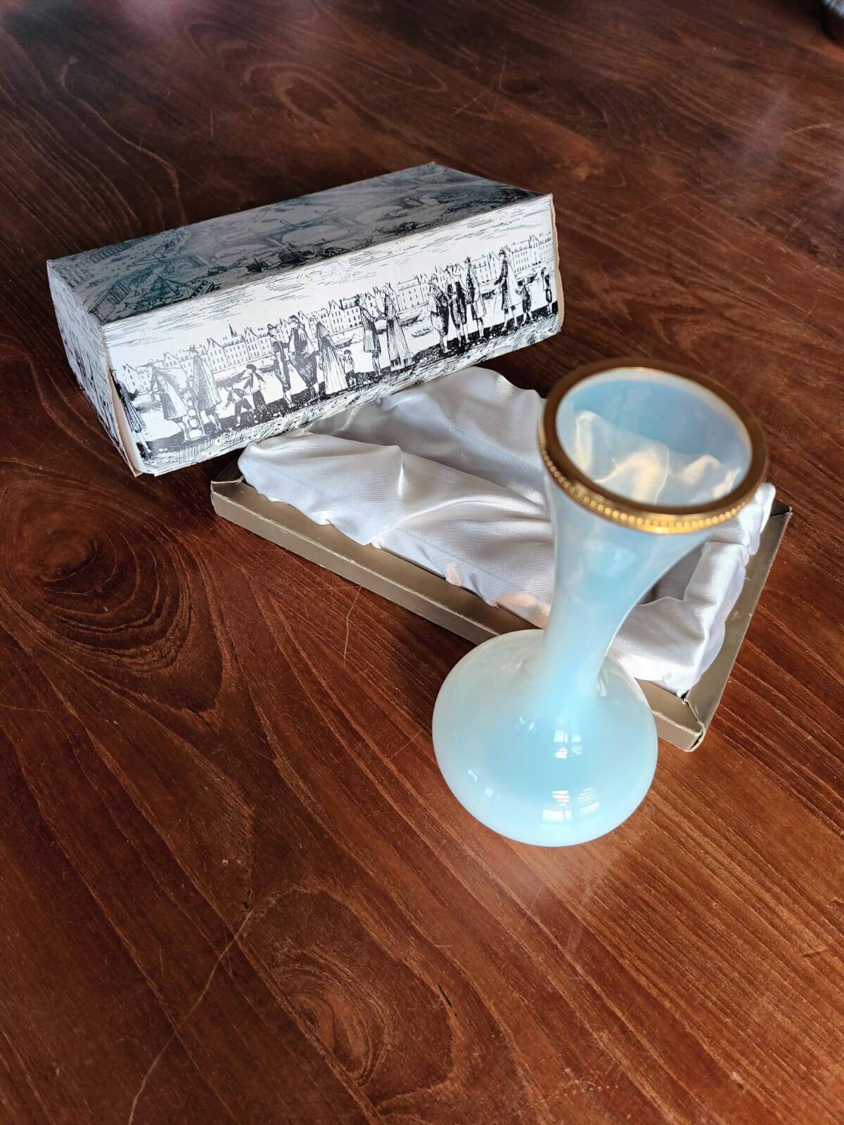 Single flower vase in opaline