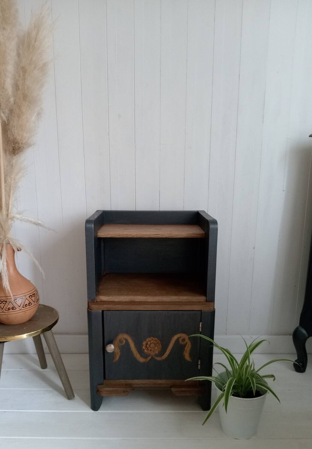 Bedside table / Side table