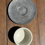 Tasse blanche en céramique indonésienne et soucoupe grise