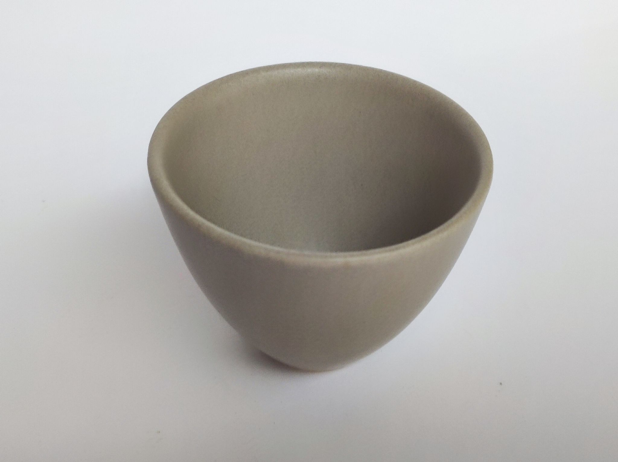 Bol en porcelaine signé