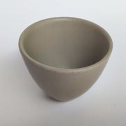 Bol en porcelaine signé