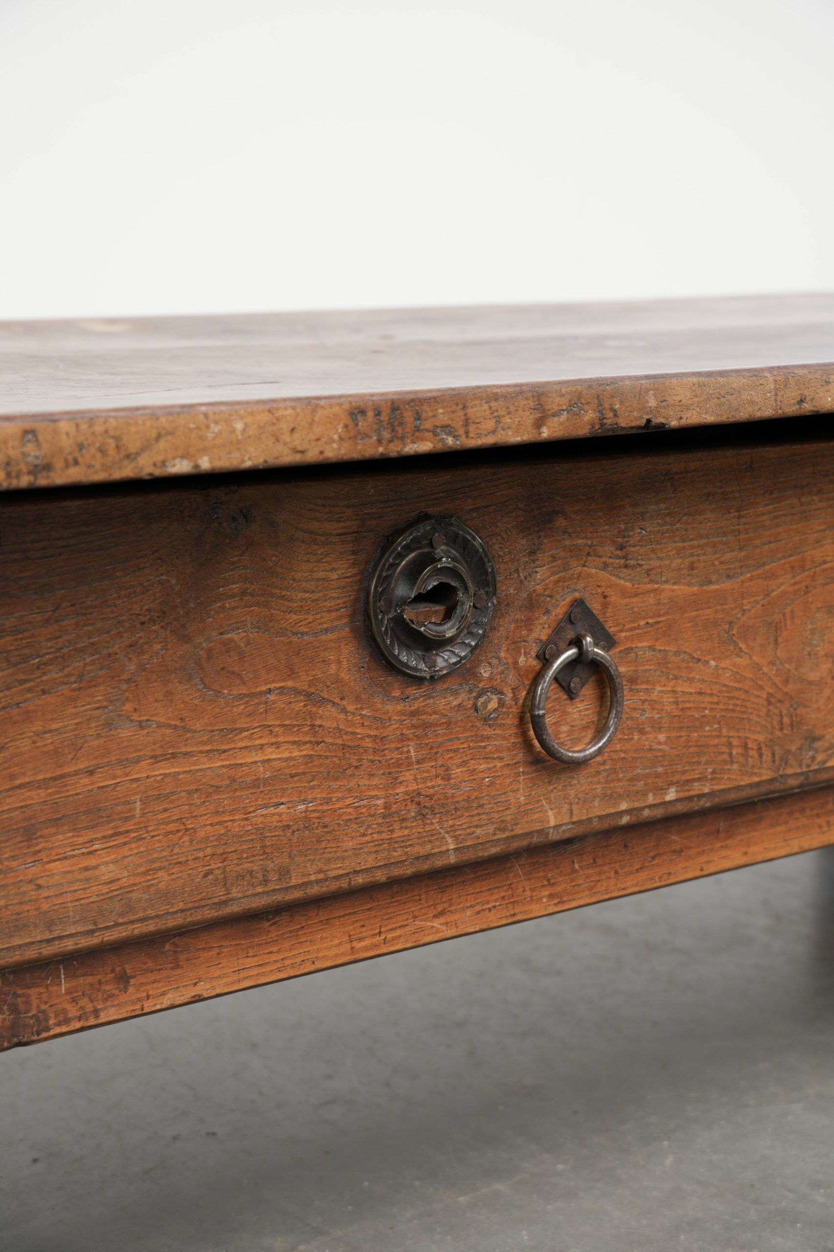 Table basse antique sud-européenne en bois fruitier avec un tiroir.