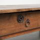 Table basse antique sud-européenne en bois fruitier avec un tiroir.