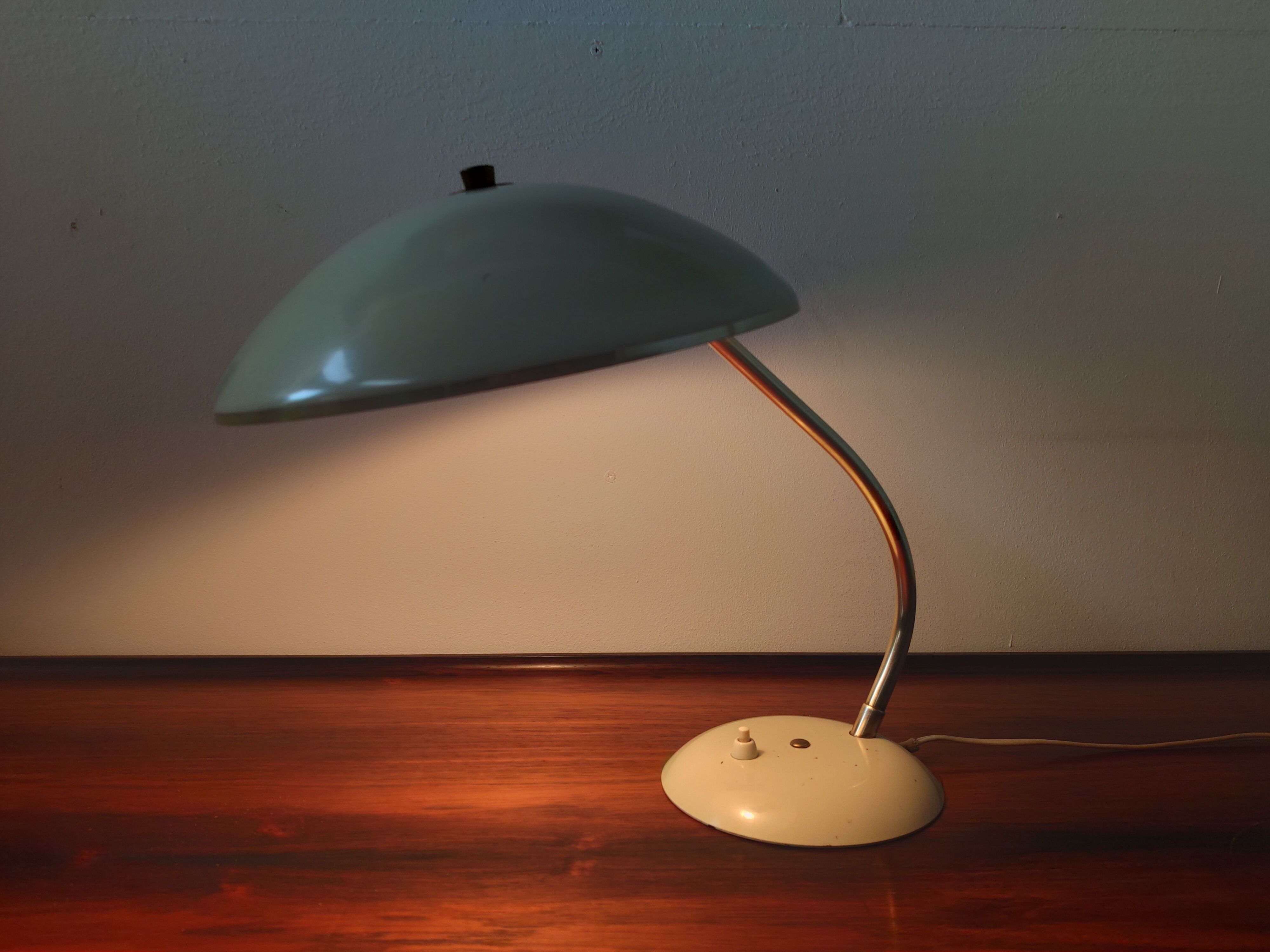 Brass and metal-laying lamp