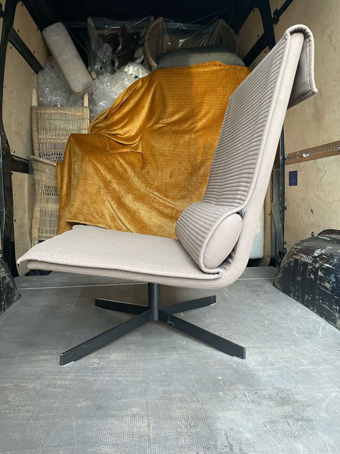 B&B Italia swiveling chair in beige hopsack