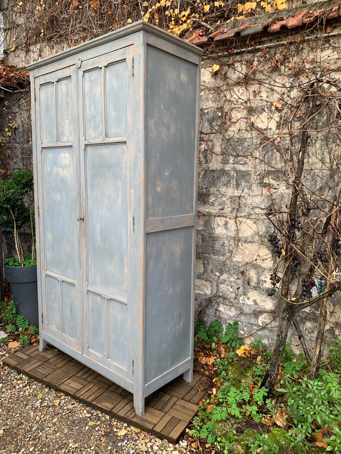 Armoire parisienne ancienne Luterma patine grise bleutée