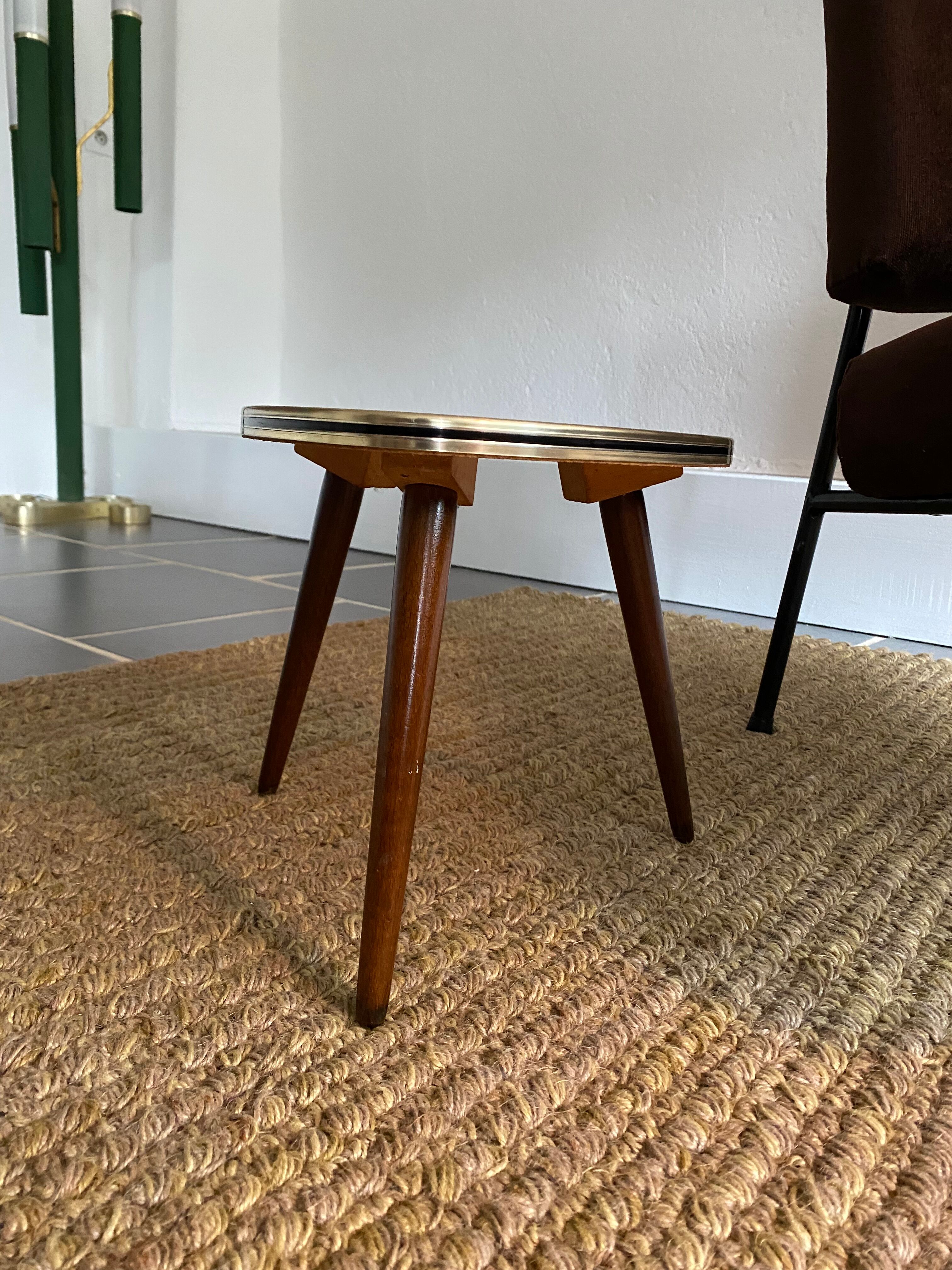 Tripod harness carries vintage formica plant
