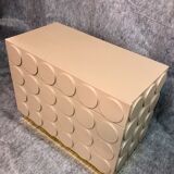 Commode en bois laqué beige et laiton, XXIe siècle