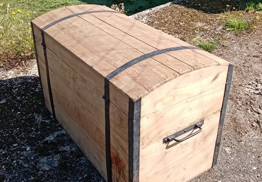 Old wooden trunk/trunk