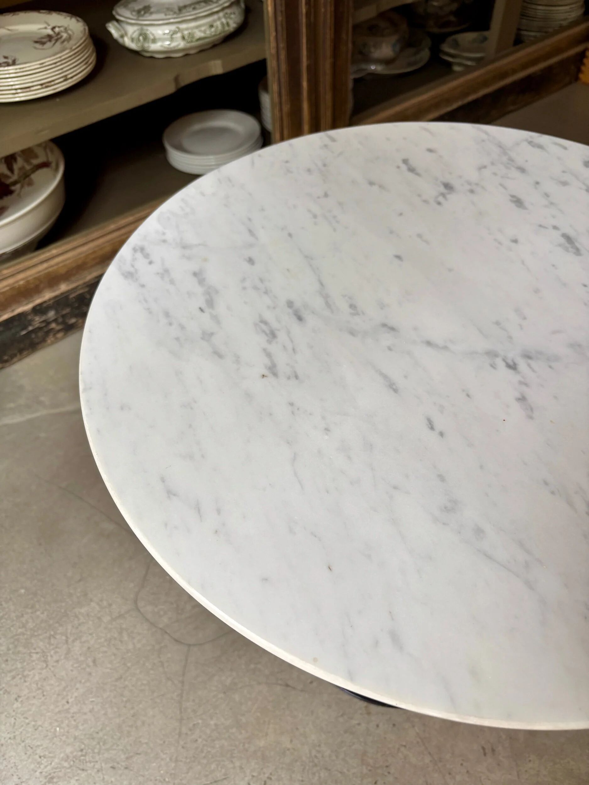Table d'appoint, basse Eero Saarinen en marbre gris et pied tulipe noir ⌀ 51 cm