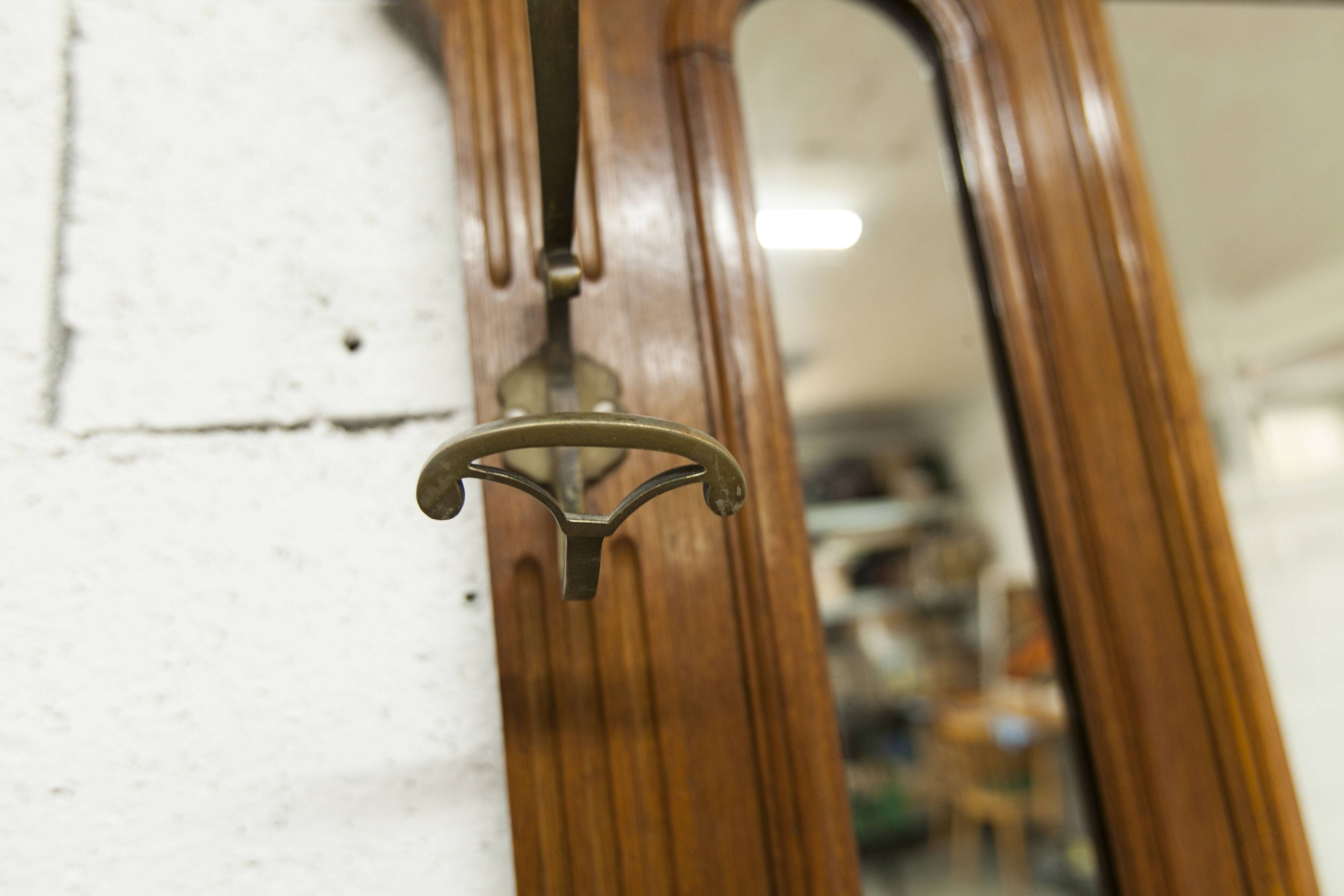 Vestiaire Napoléon III en noyer fin 19e, 3 miroirs, marbre, 8 patères