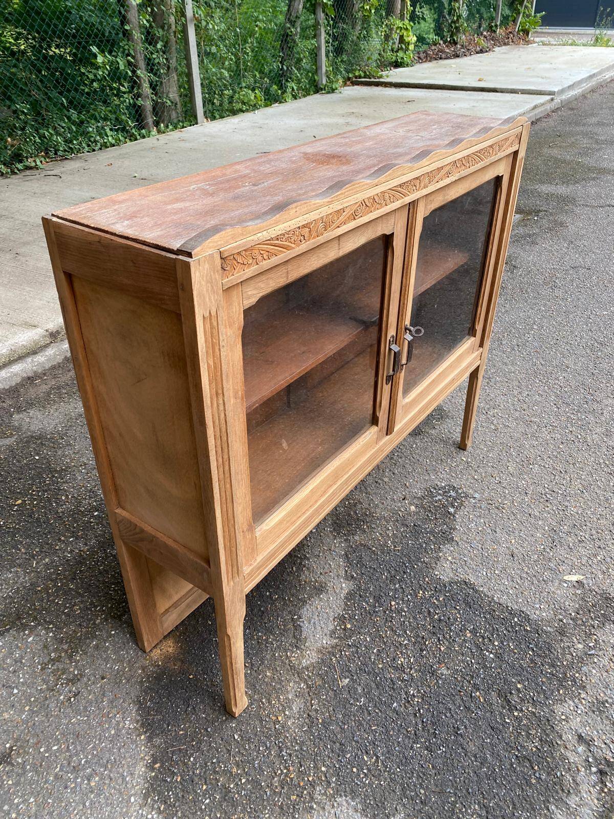 Vitrine vaisselier vintage en bois massif art déco 1950