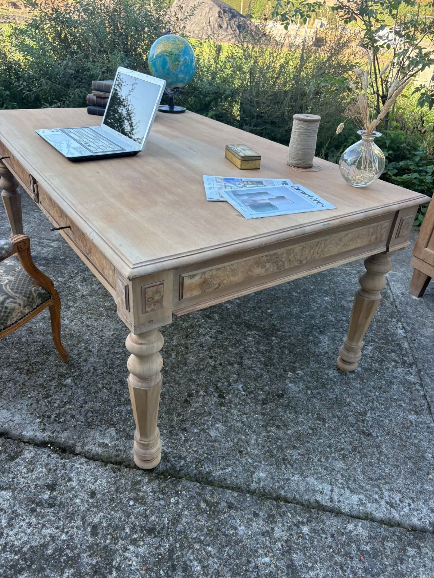 Grand bureau ancien en bois brut