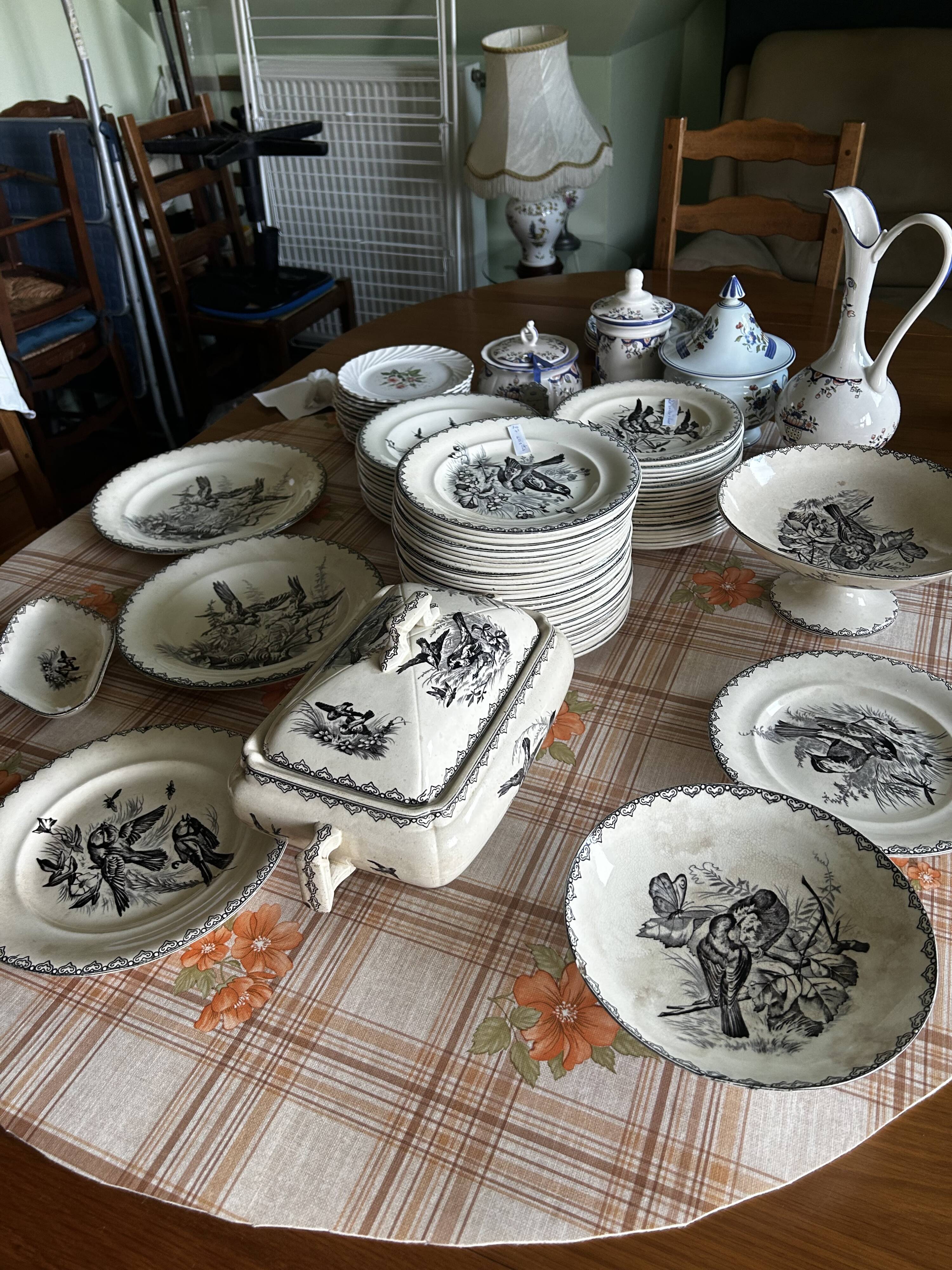 Clairefontaine tableware service, earthenware with bird decoration.