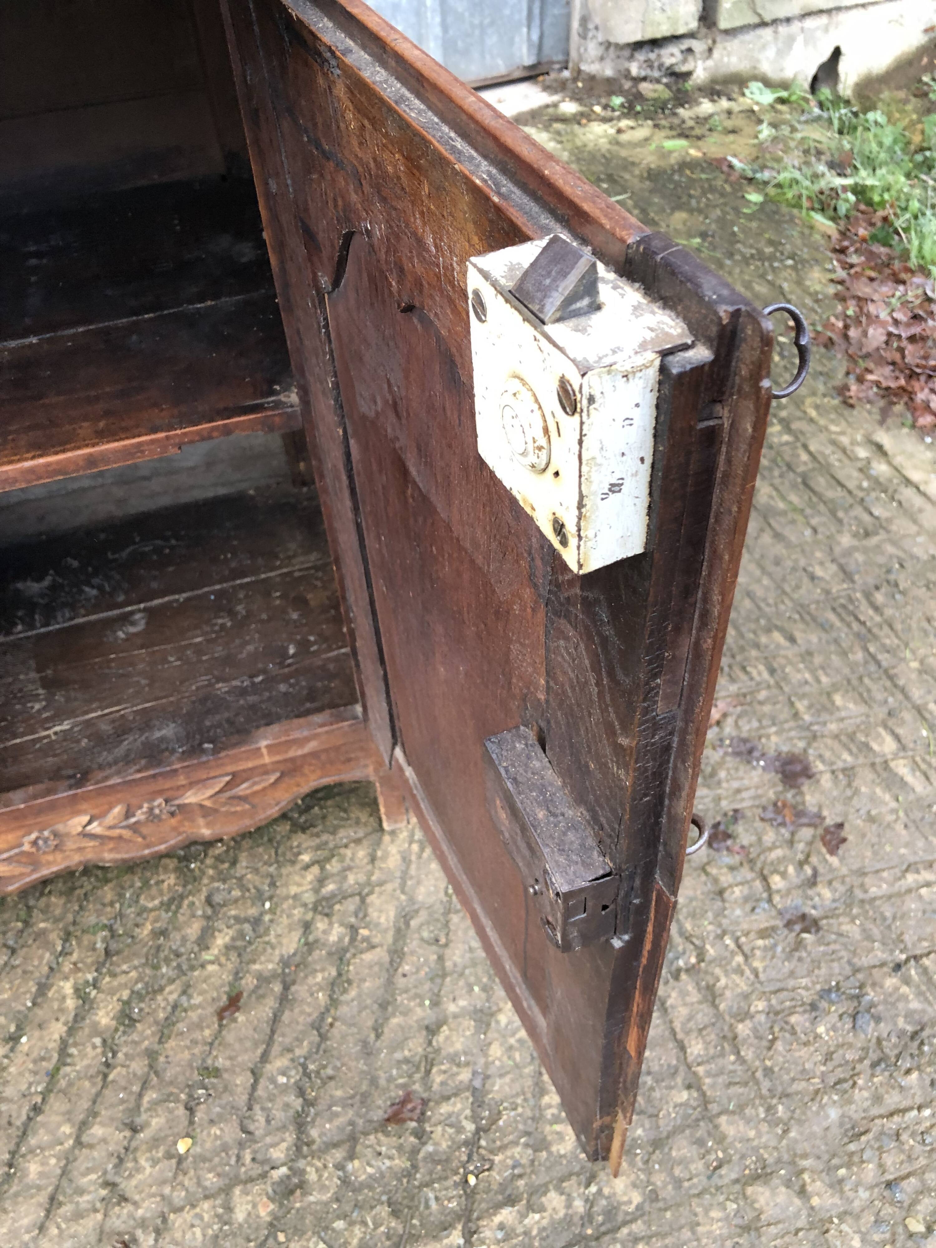 Buffet Louis XV ancien en chêne massif à 2 tiroirs et 2 portes