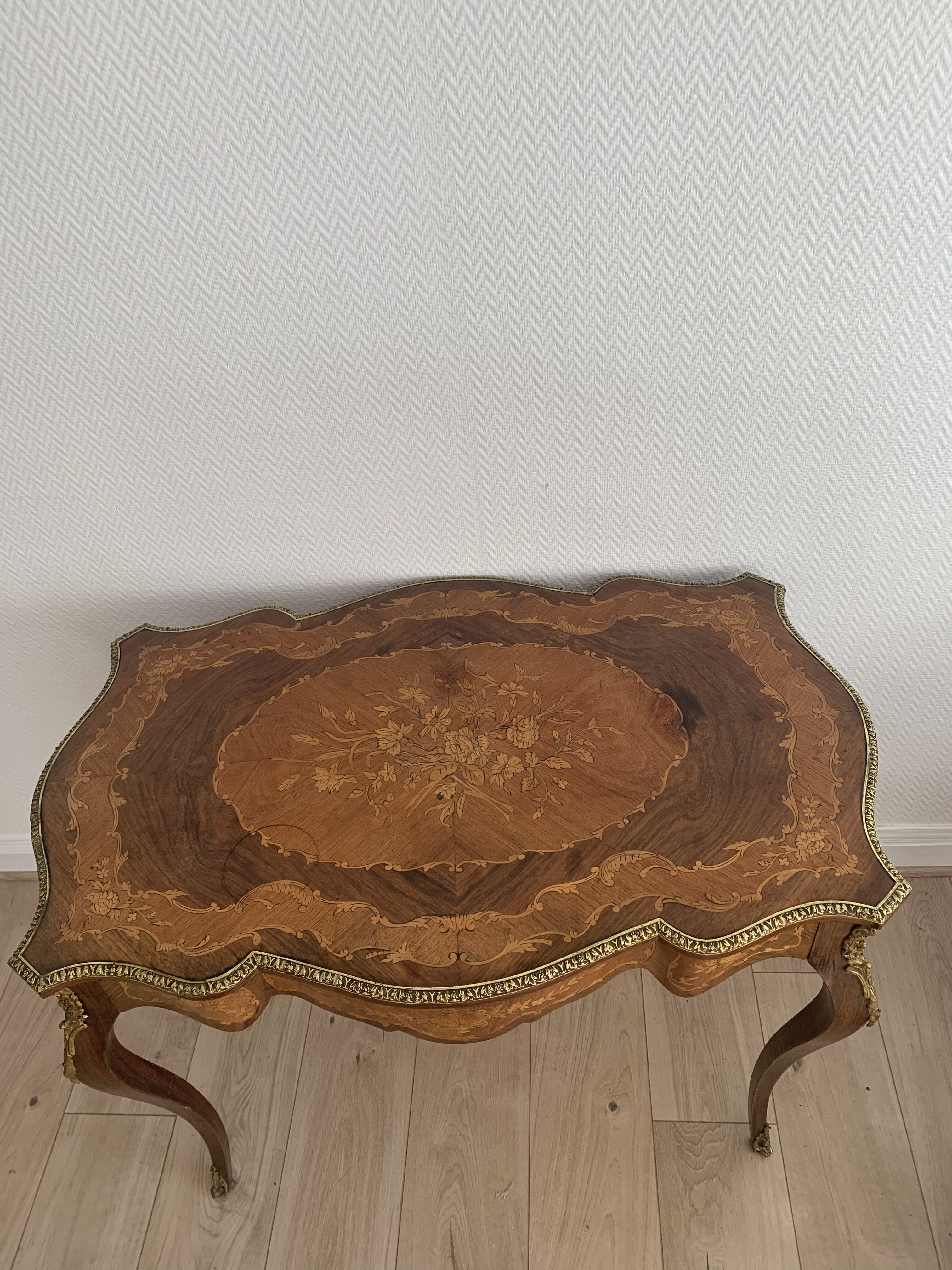 Table d'appoint vintage bois marqueté et laiton