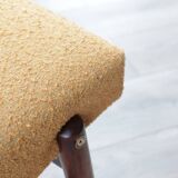 Fauteuil lounge vintage jaune avec accoudoirs en tissu bouclé, bois de noyer, style scandinave