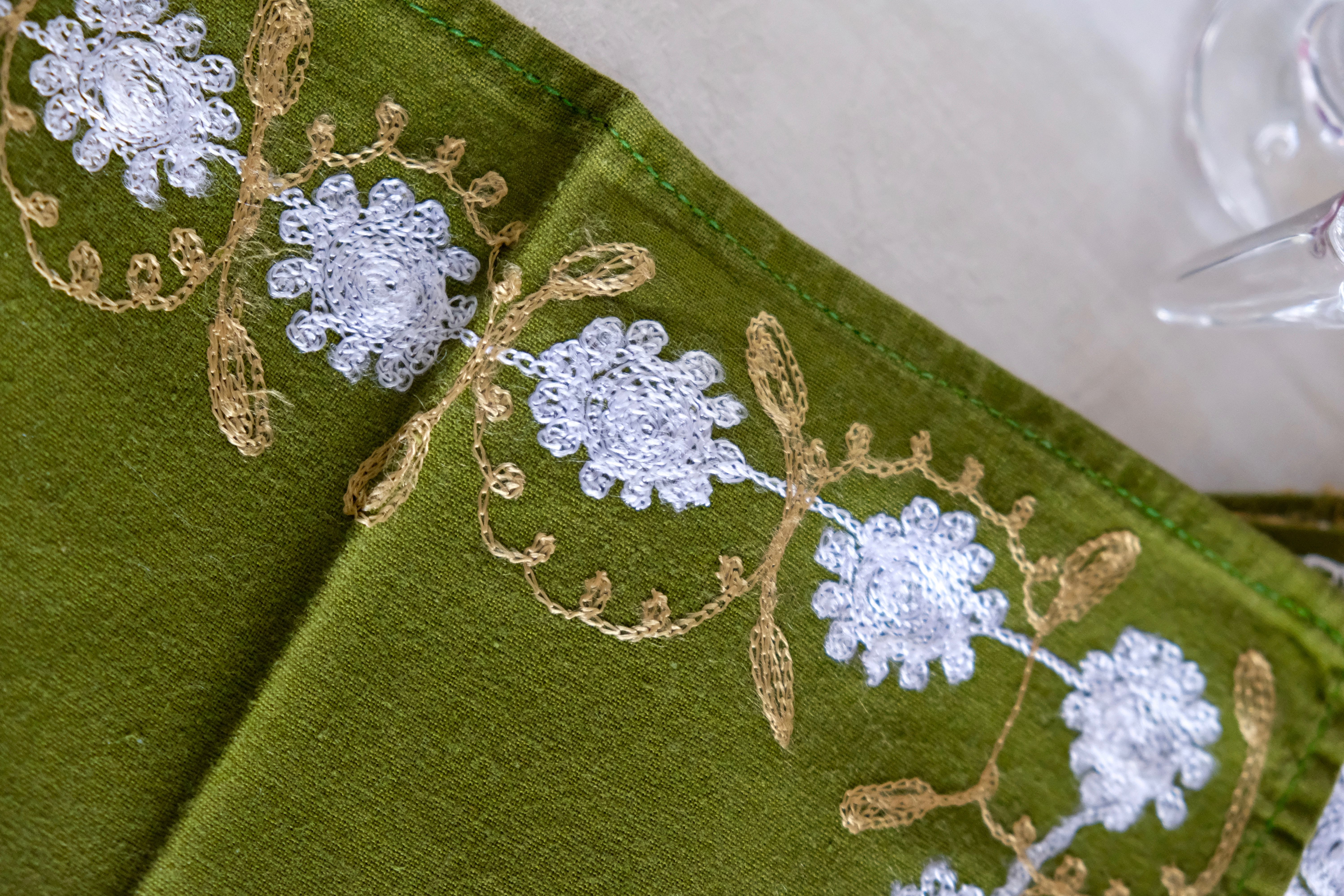 Suite of 8 olive green napkins embroidered vintage flowers 50s