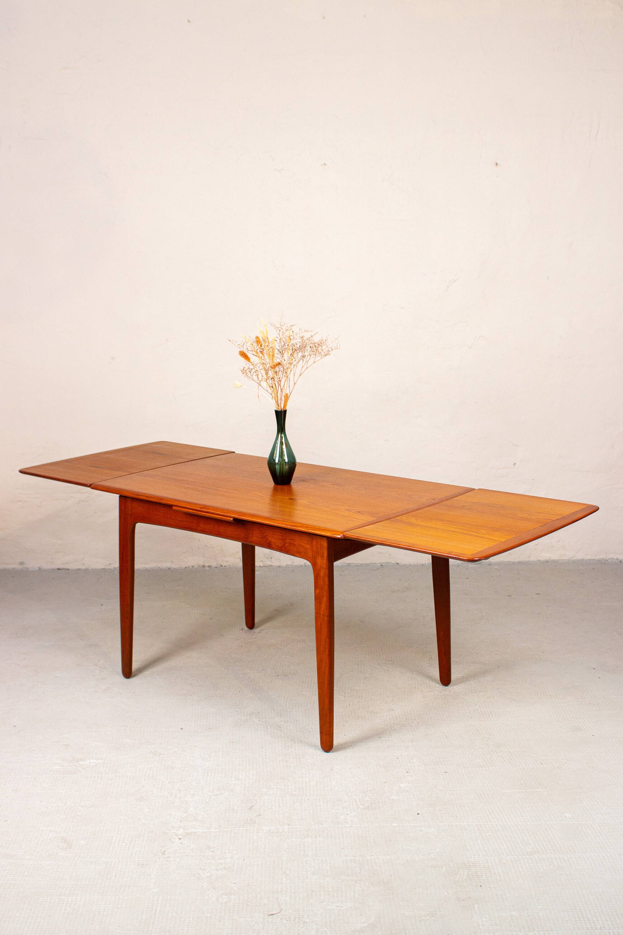 Dining table Svend Aaage Madsen in vintage teak, mid-century Danish from the 1960s.