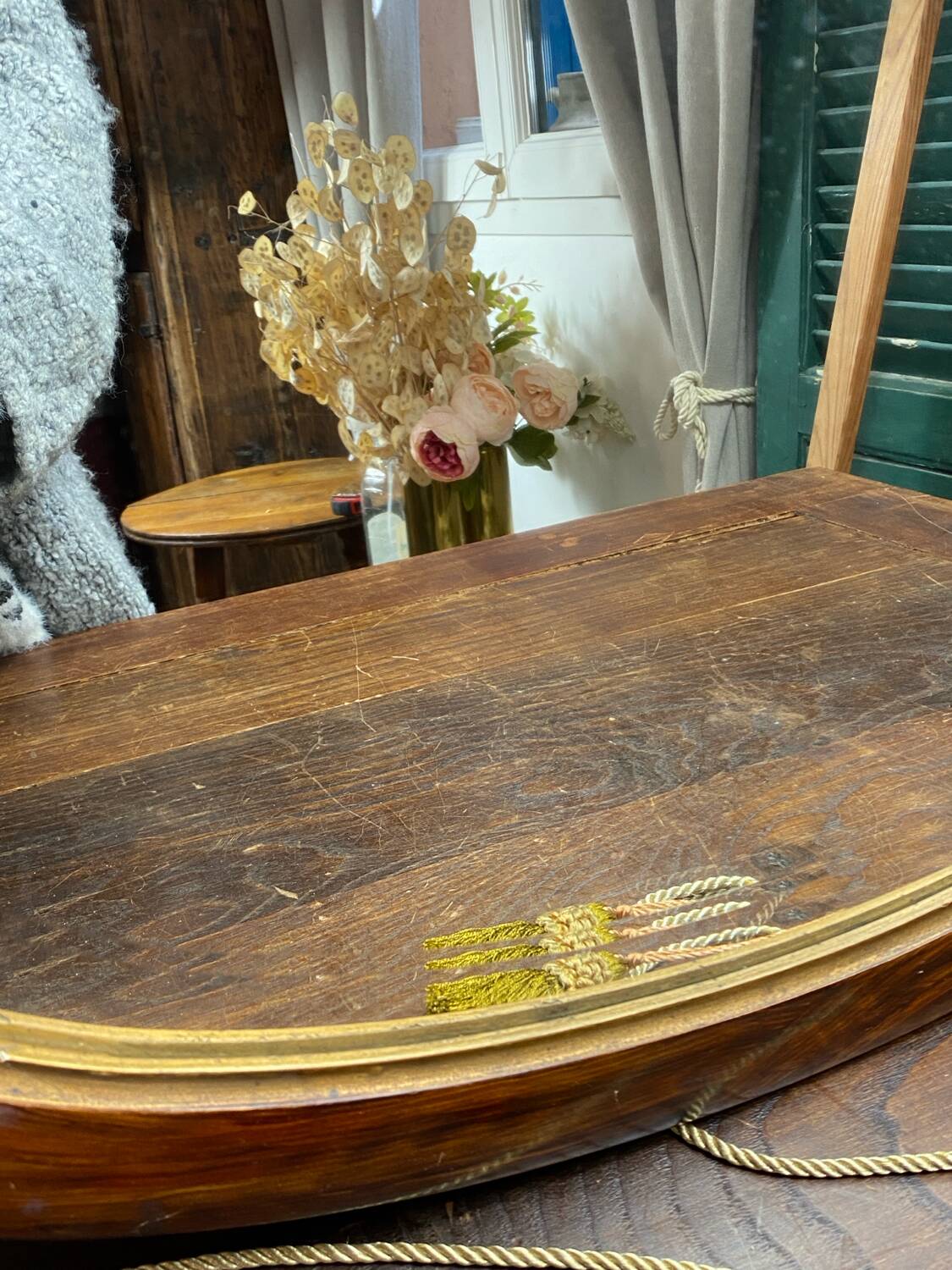 Miroir en bois et plâtre, décor fleuri, Art Déco