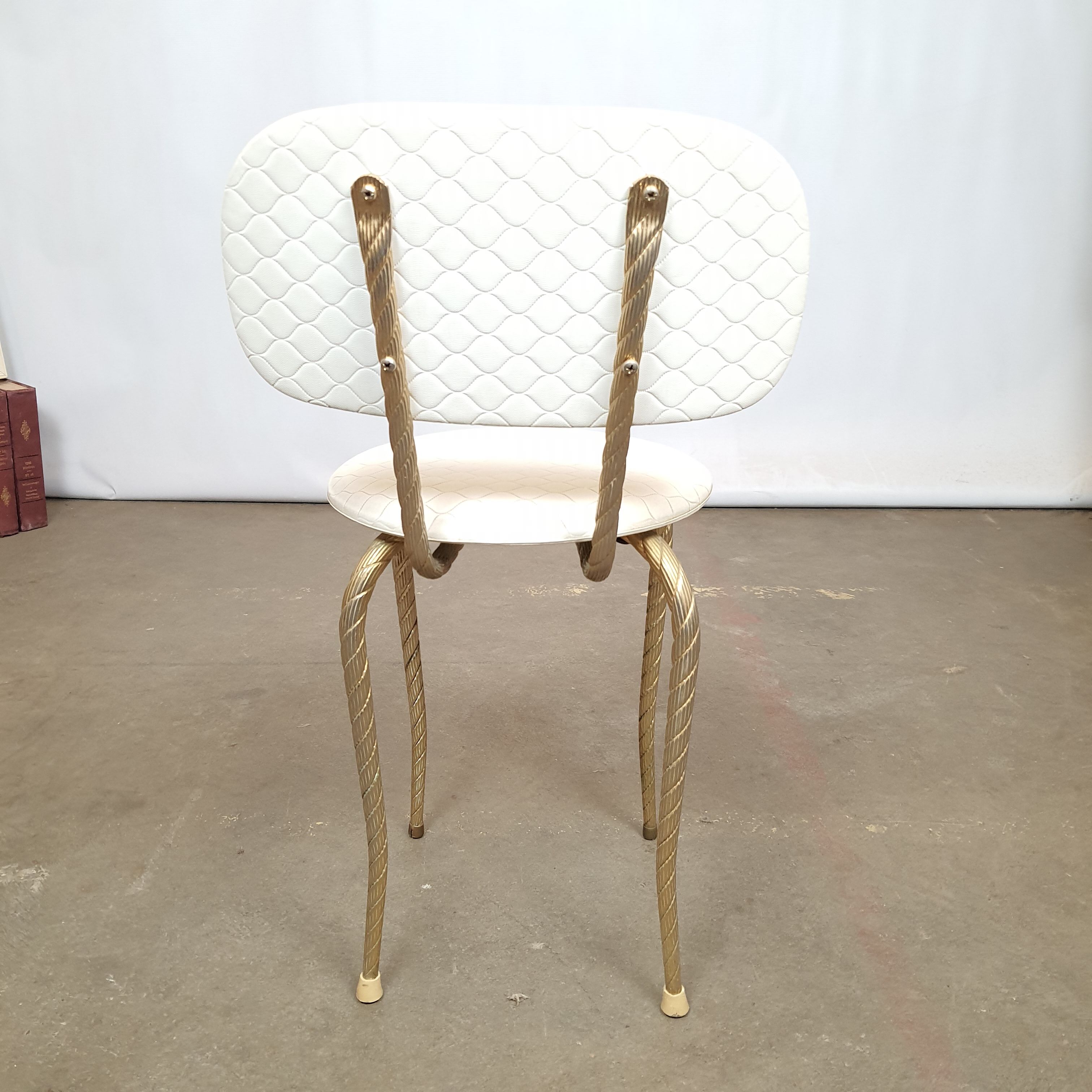 Chaise pied doré courbé cordé simili-cuir
