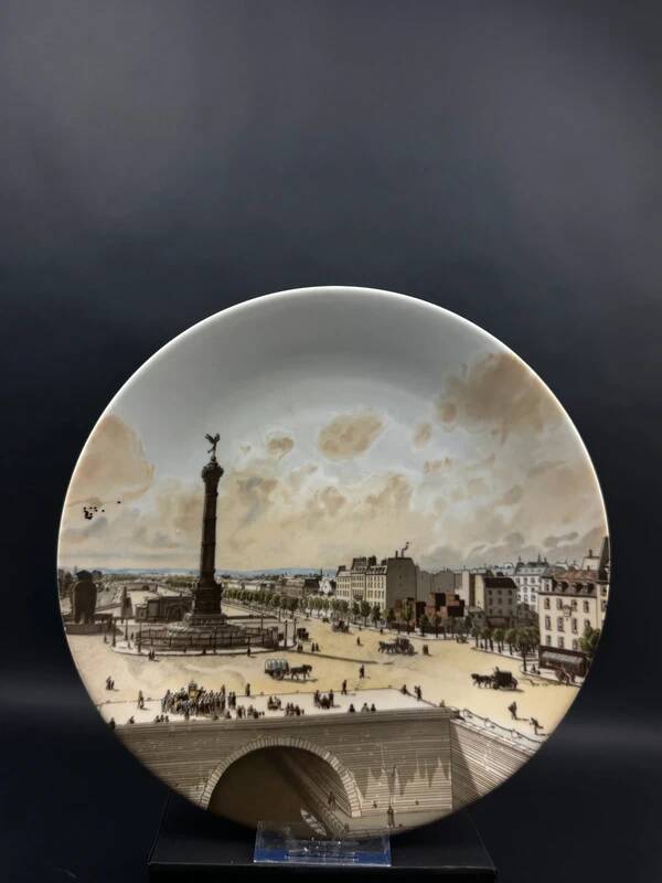 4 assiettes décoratives en porcelaine de Paris “Paris à travers les âges”