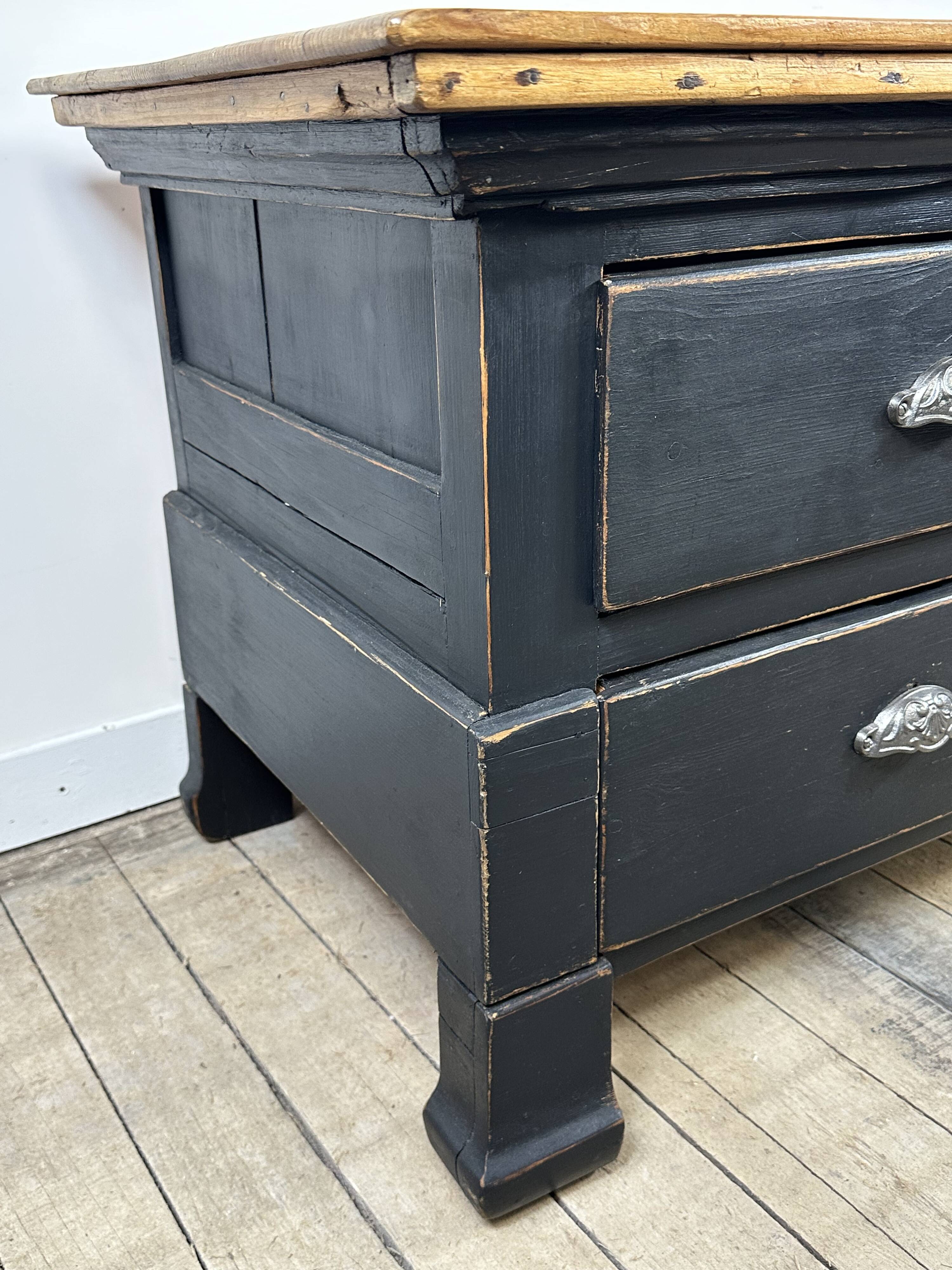 Low commode in pine and dark grey patina from the early 20th century.
