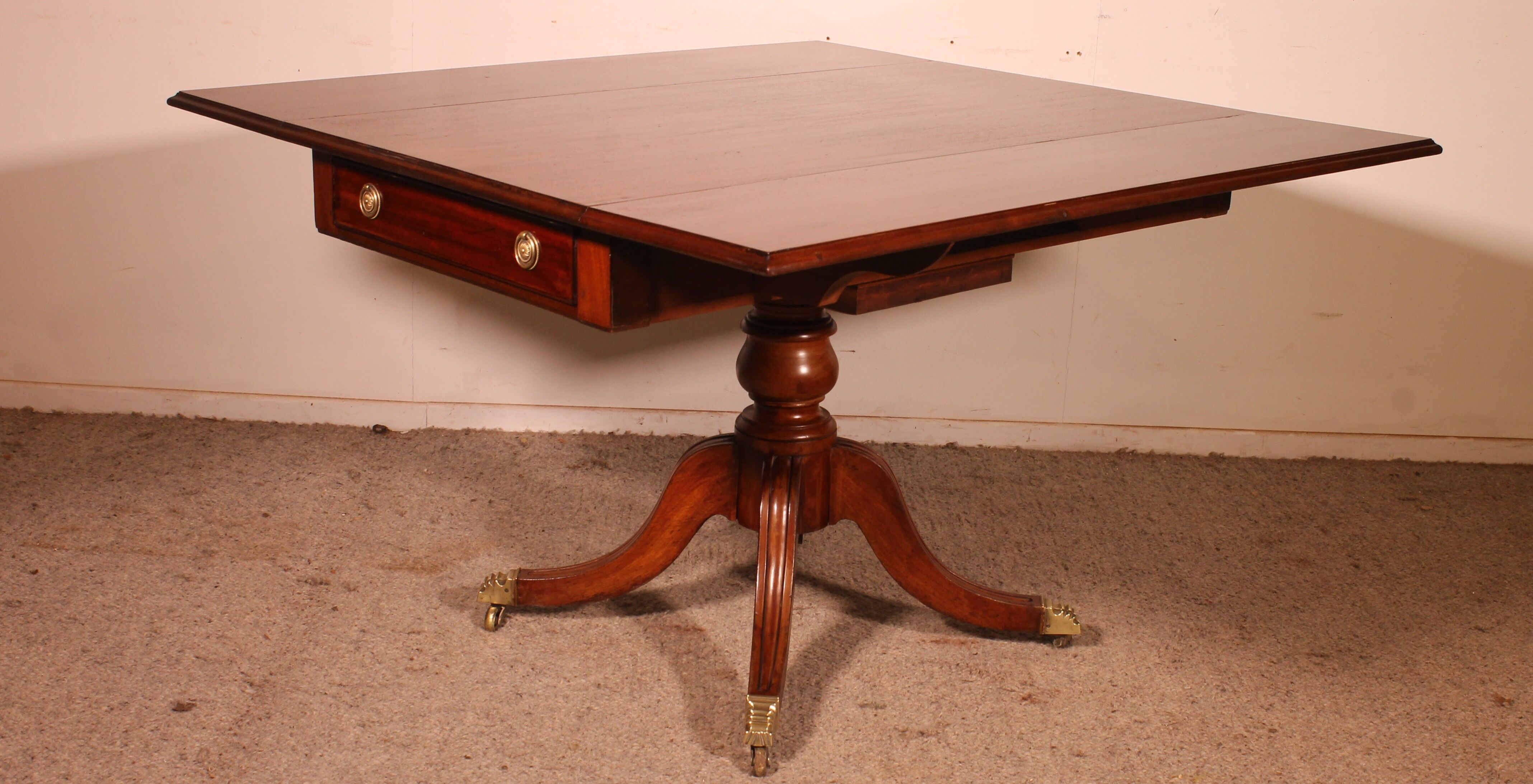 Pembroke table in solid mahogany from the 19th century.