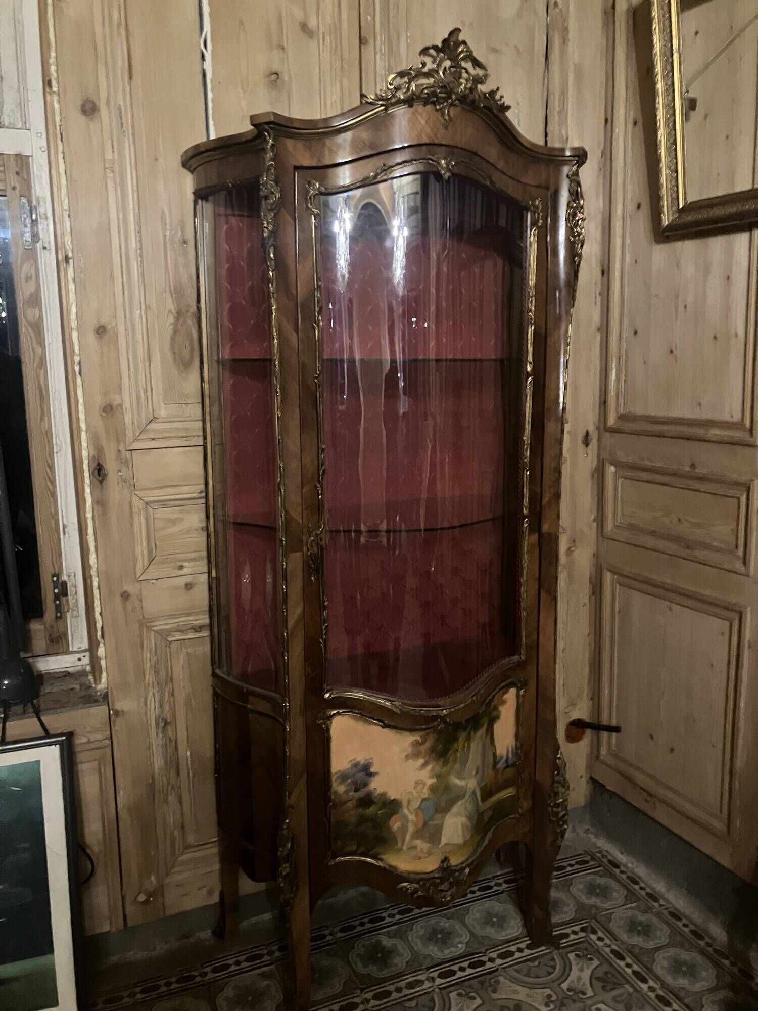 Display cabinet in Louis XV style from the late 19th century in painted wood.