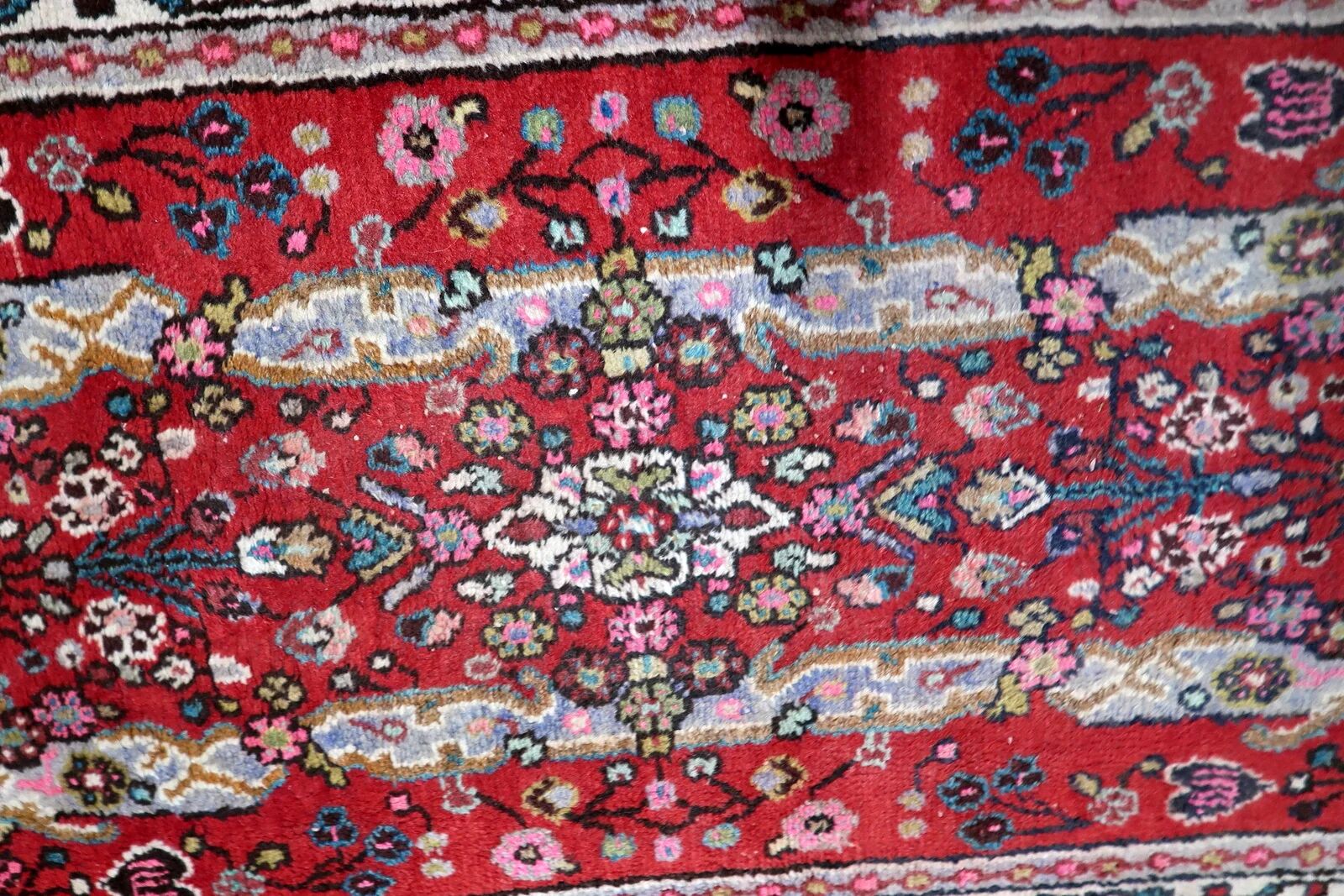 1920s handmade antique wool floral medallion rug, red, 87 × 151 cm - 1C1297