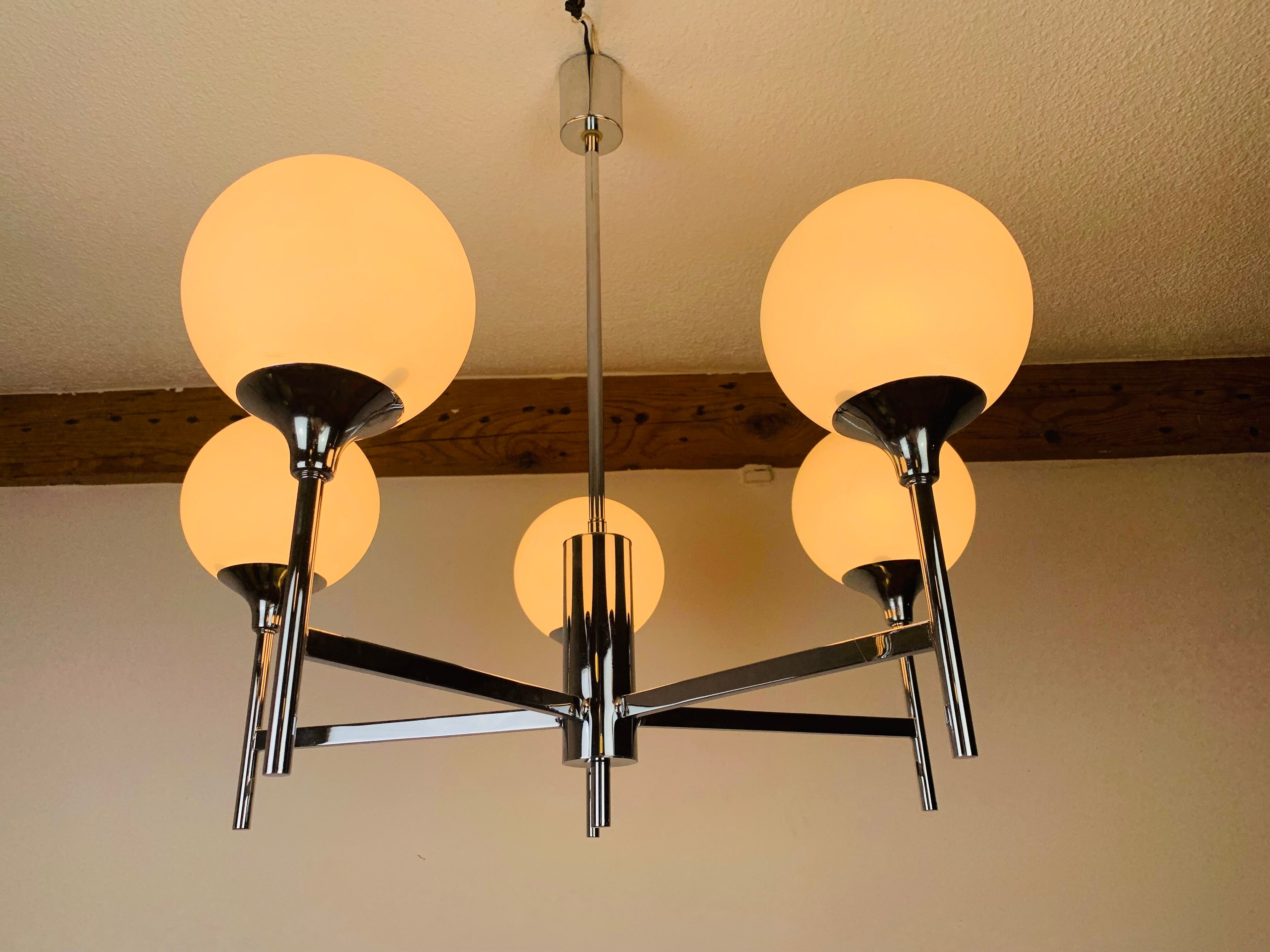 Lustre 5 globes chrome et opaline 1970