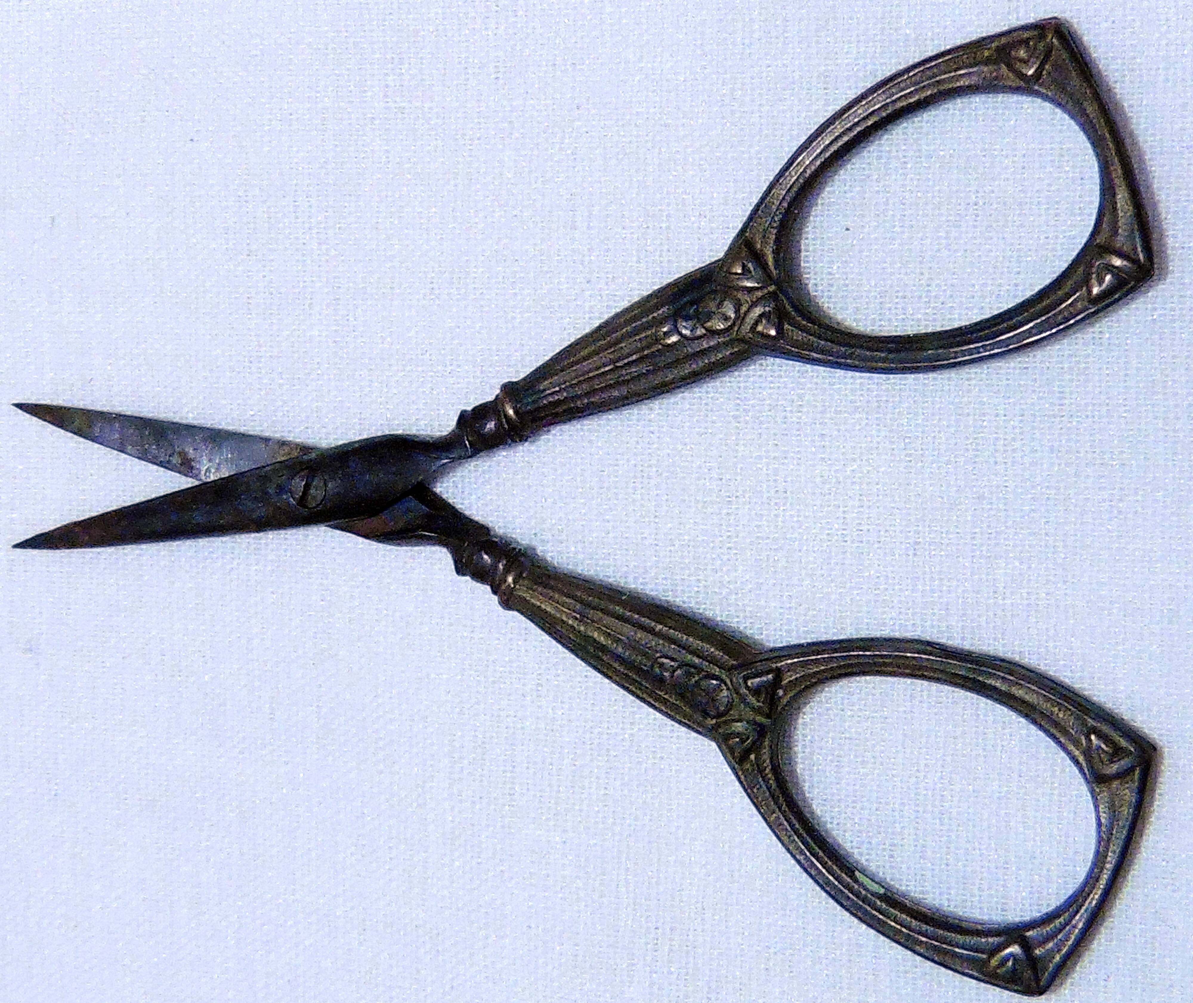 Pair of Art-Nouveau embroidery scissors, in perfect condition!