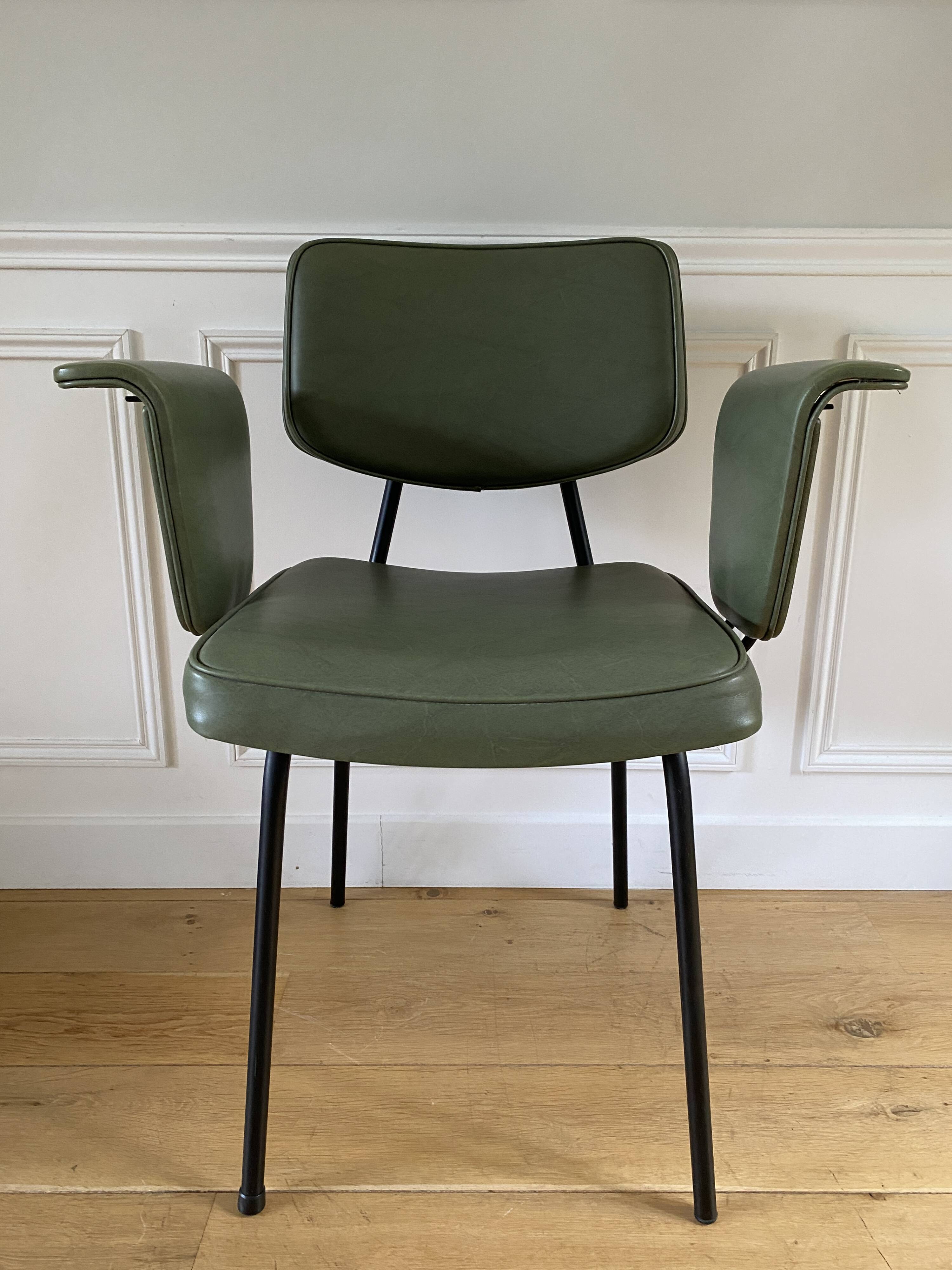 Chaise vintage à accoudoirs skaï vert