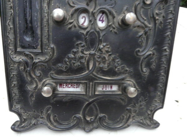 Calendrier perpétuel en bois et gutta percha Napoléon III à poser ou accrocher