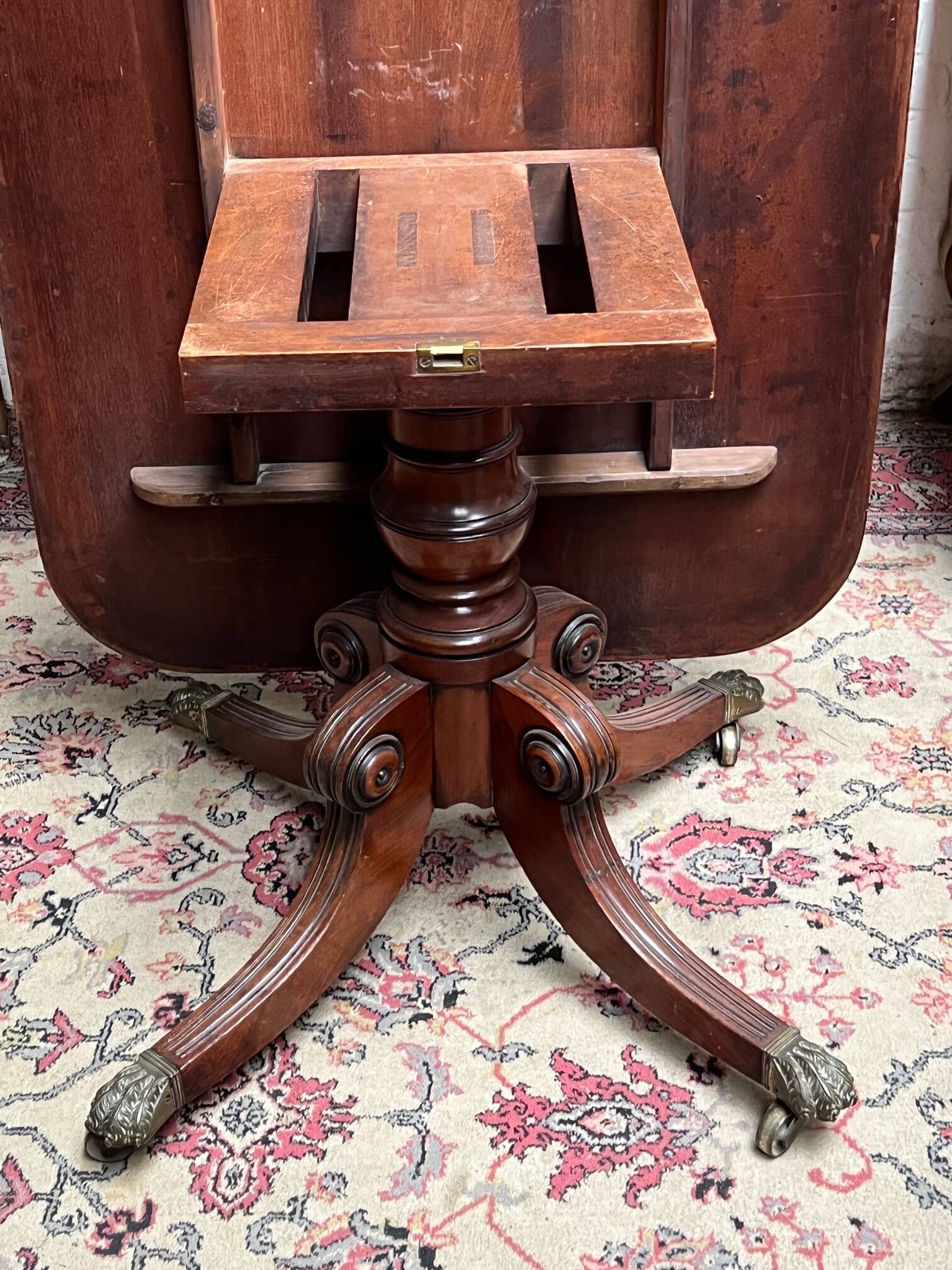 Victorian extendable dining table. Rosewood, bronze decoration. England. Early 19th century.