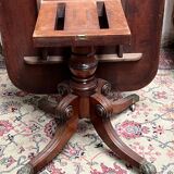 Victorian extendable dining table. Rosewood, bronze decoration. England. Early 19th century.