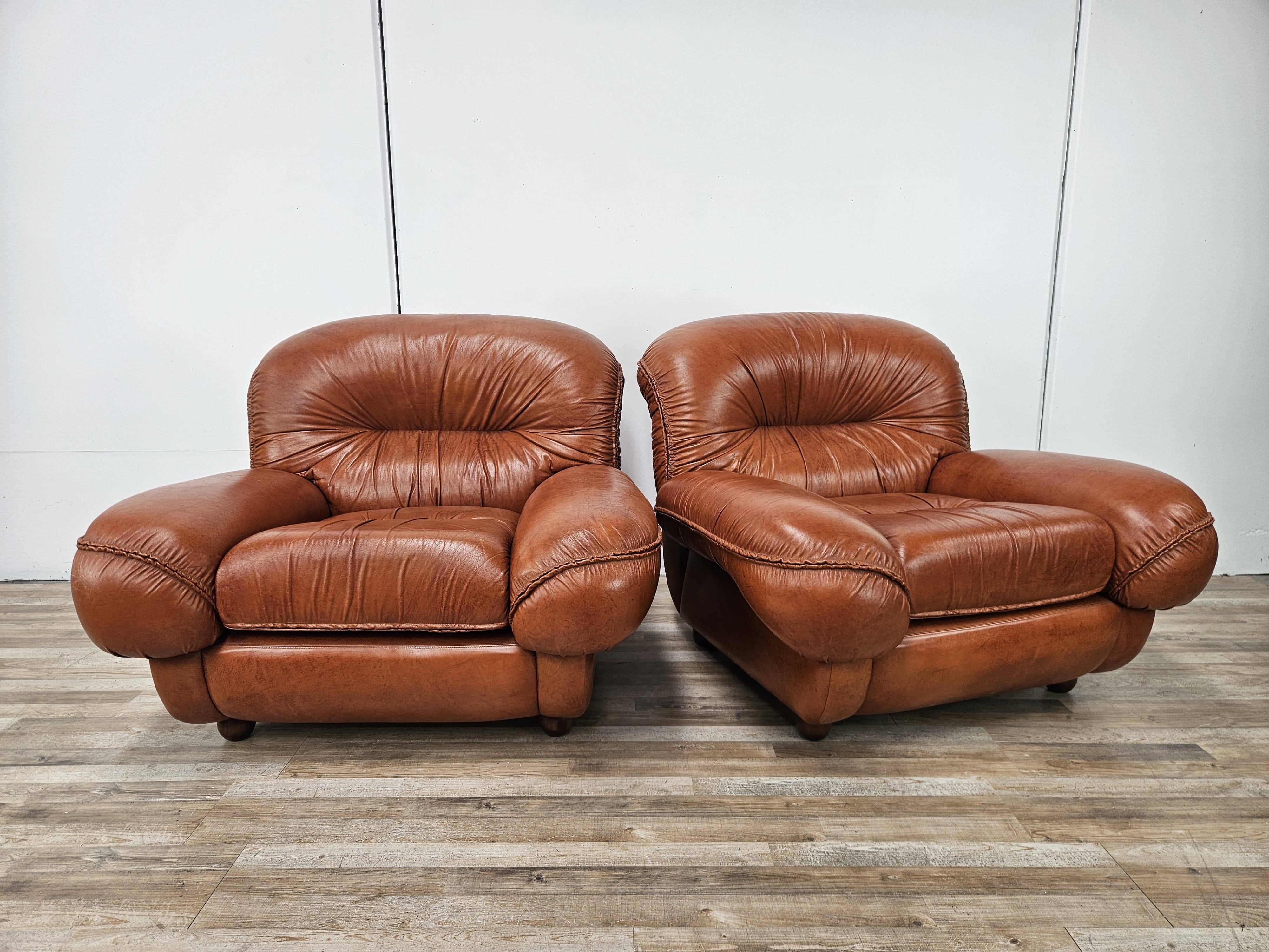 2 fauteuils en cuir cognac, années 1970