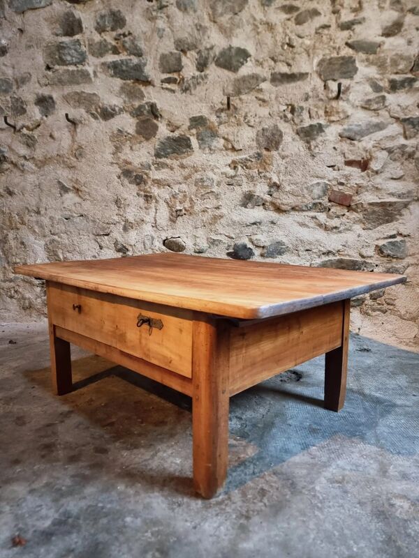 Table basse en merisier du XVIIIe siècle avec deux tiroirs