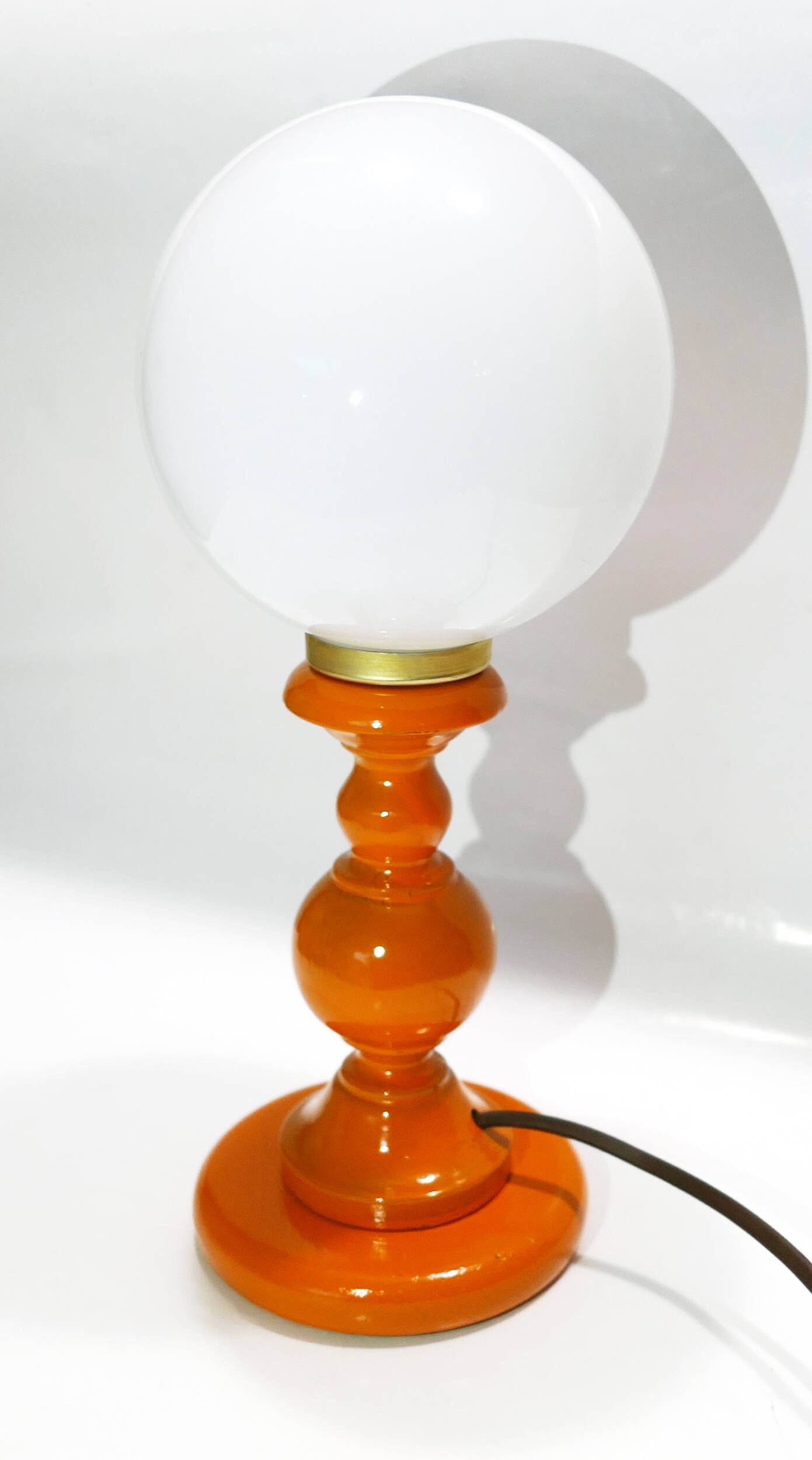 Vintage lamp in orange turned wood and opaline globe