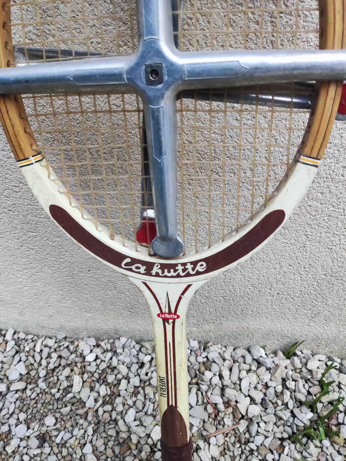 Old tennis racket La Hutte