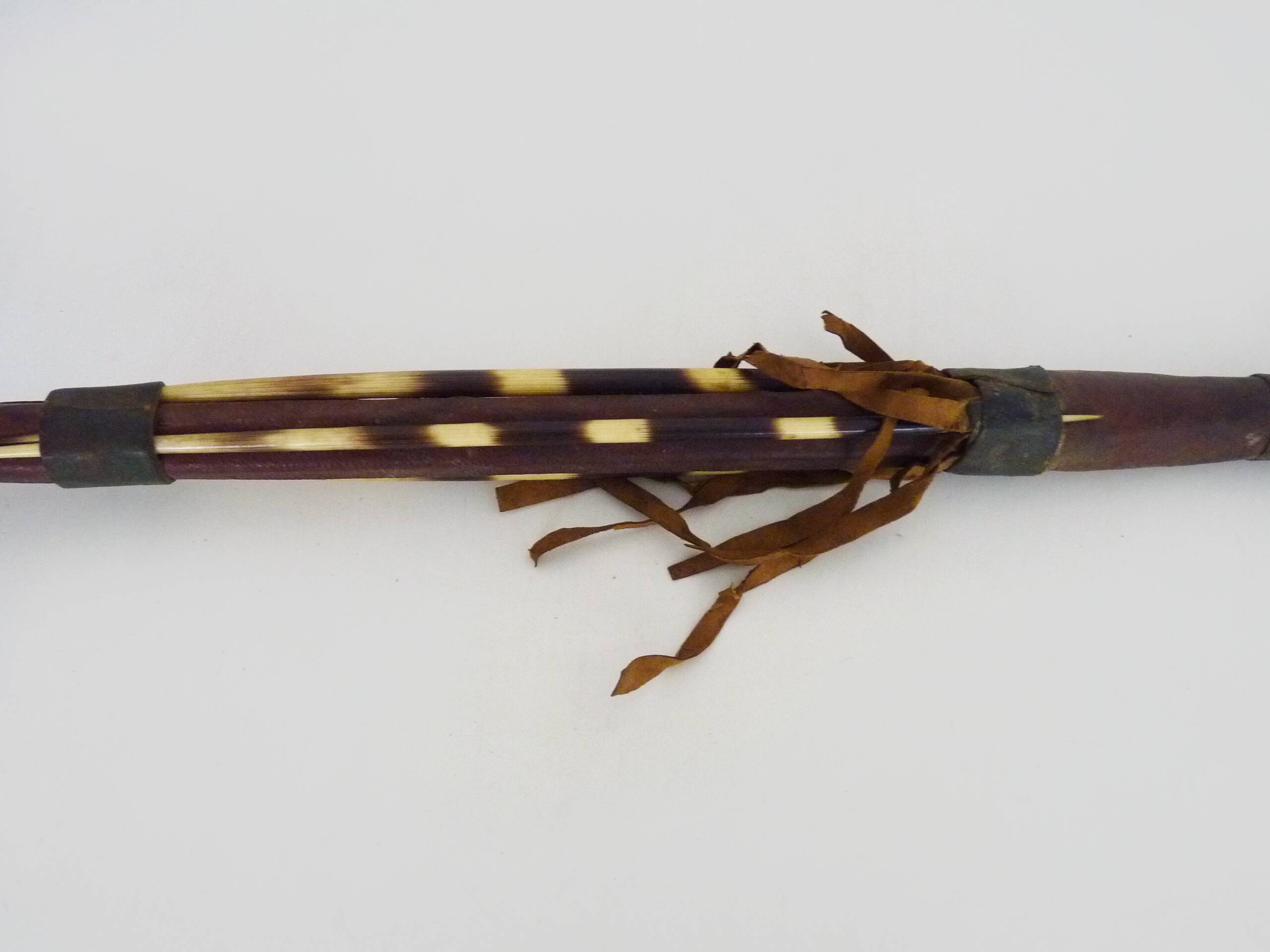 Art tribal africain Touareg. Lance en bois, cuir et métal. Lance africaine. Années 70