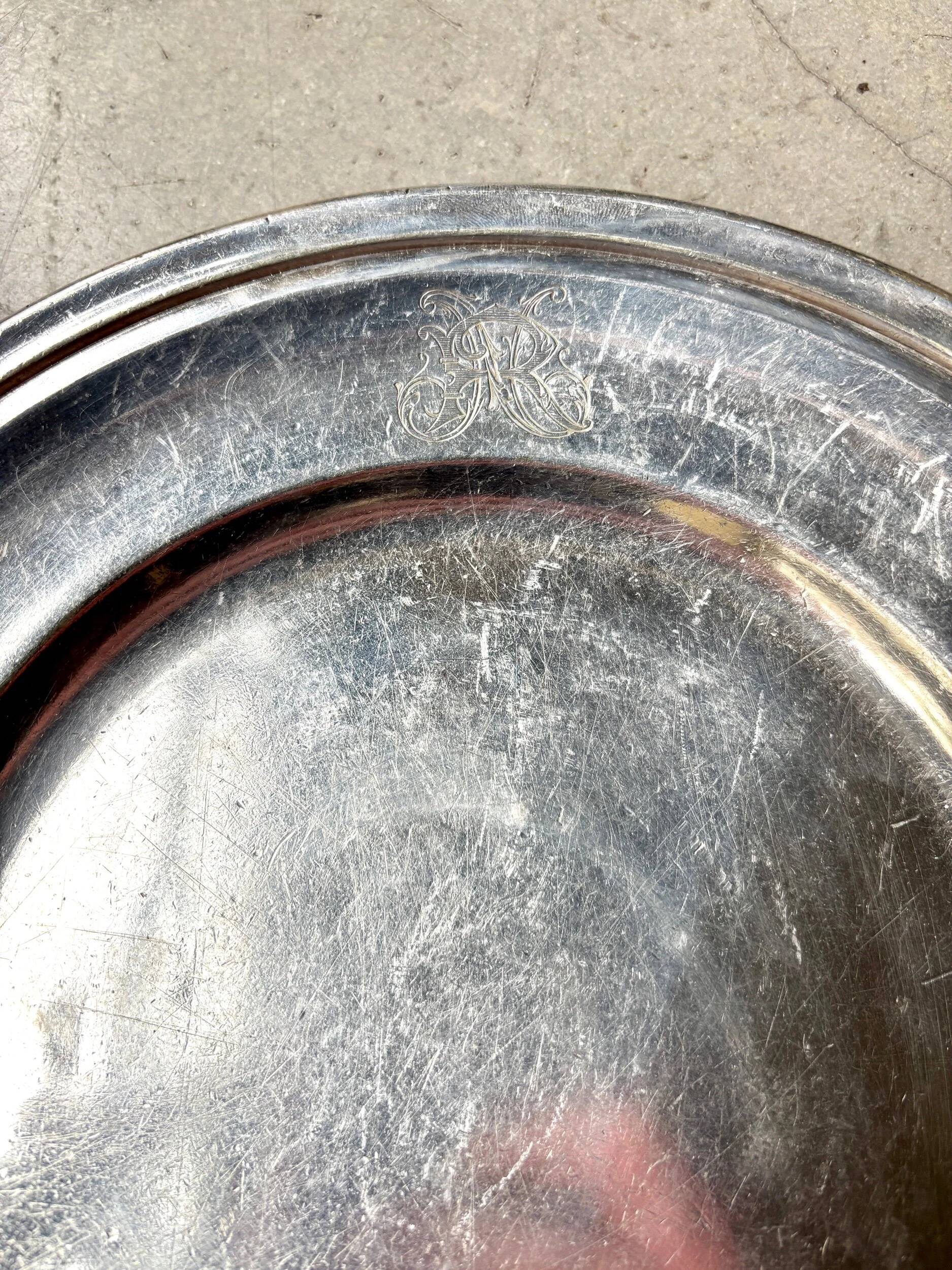 Round silver-plated metal dish monogrammed "MR"
