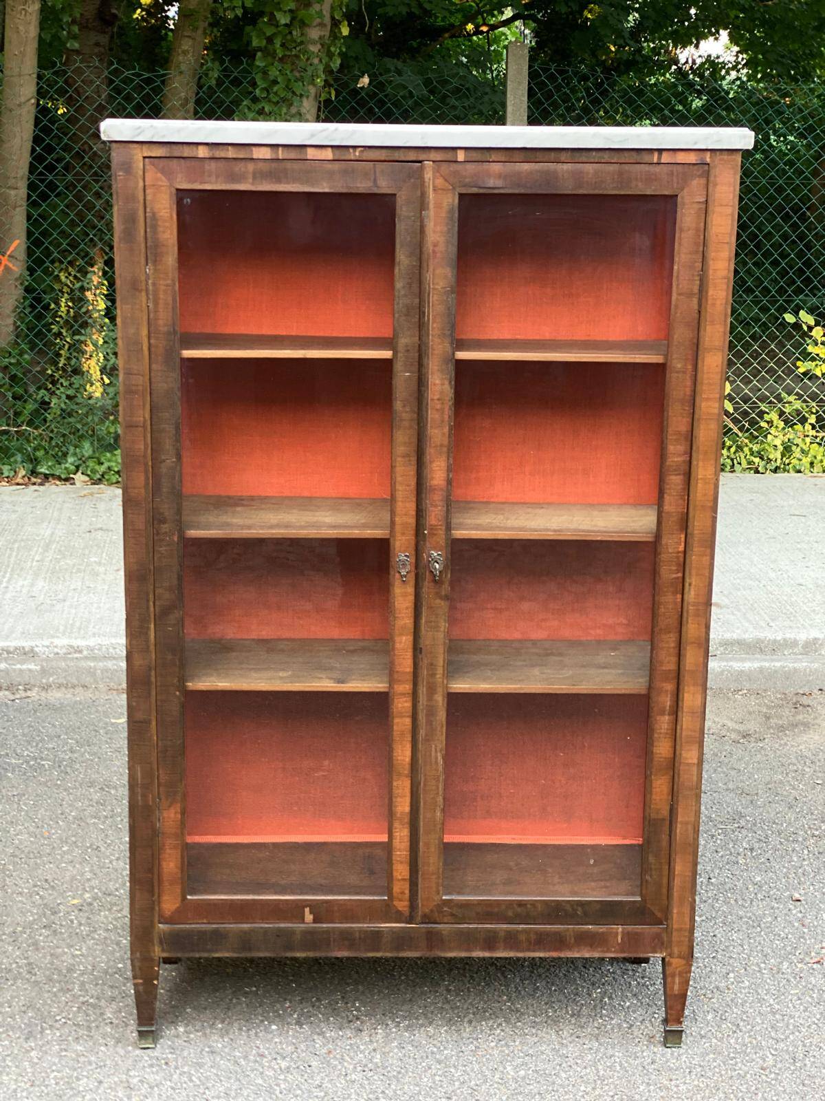 Louis XVI display cabinet in wood and marble from the 19th century.