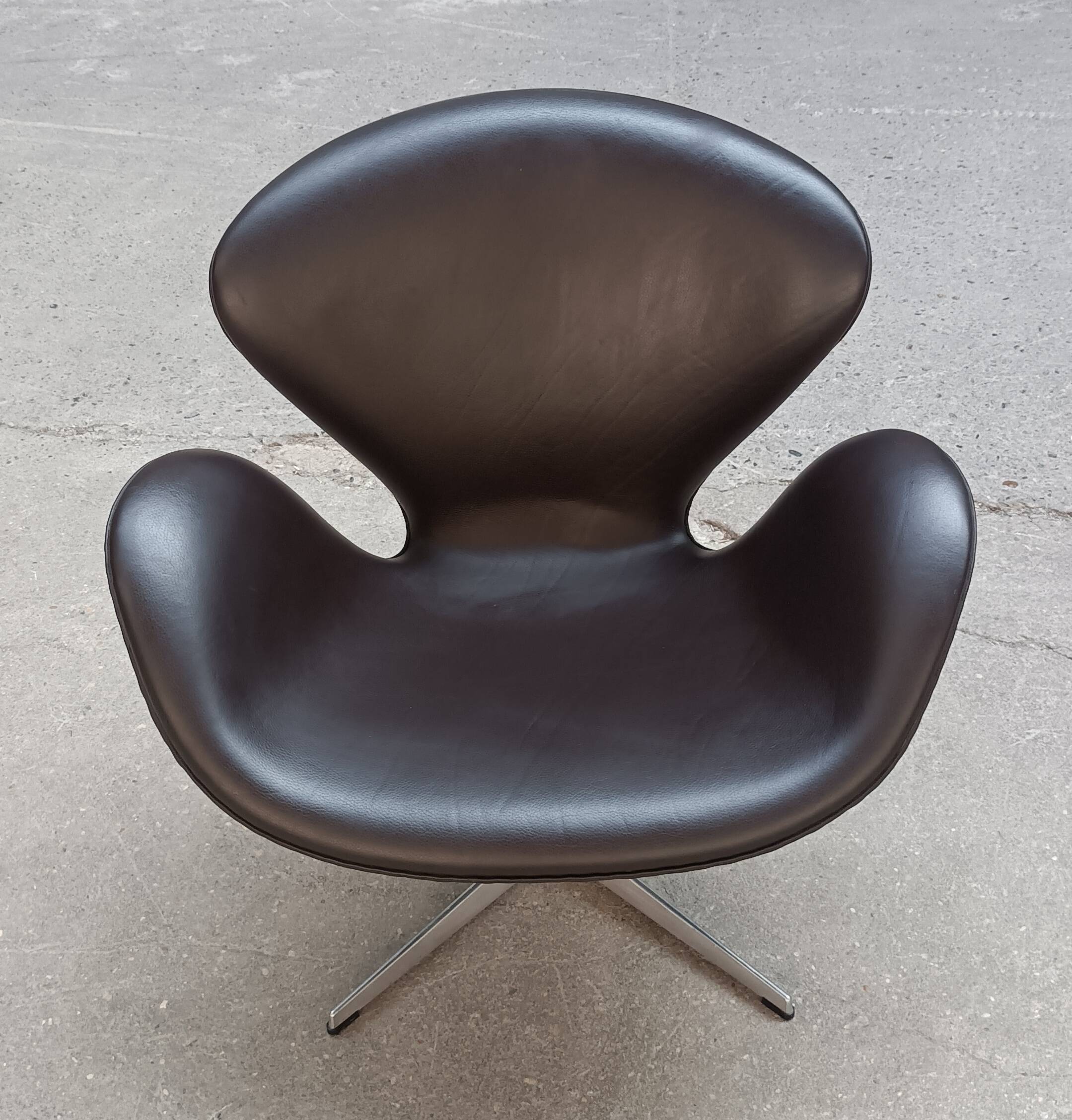 Swan chair by Arne Jacobsen for Fritz Hansen