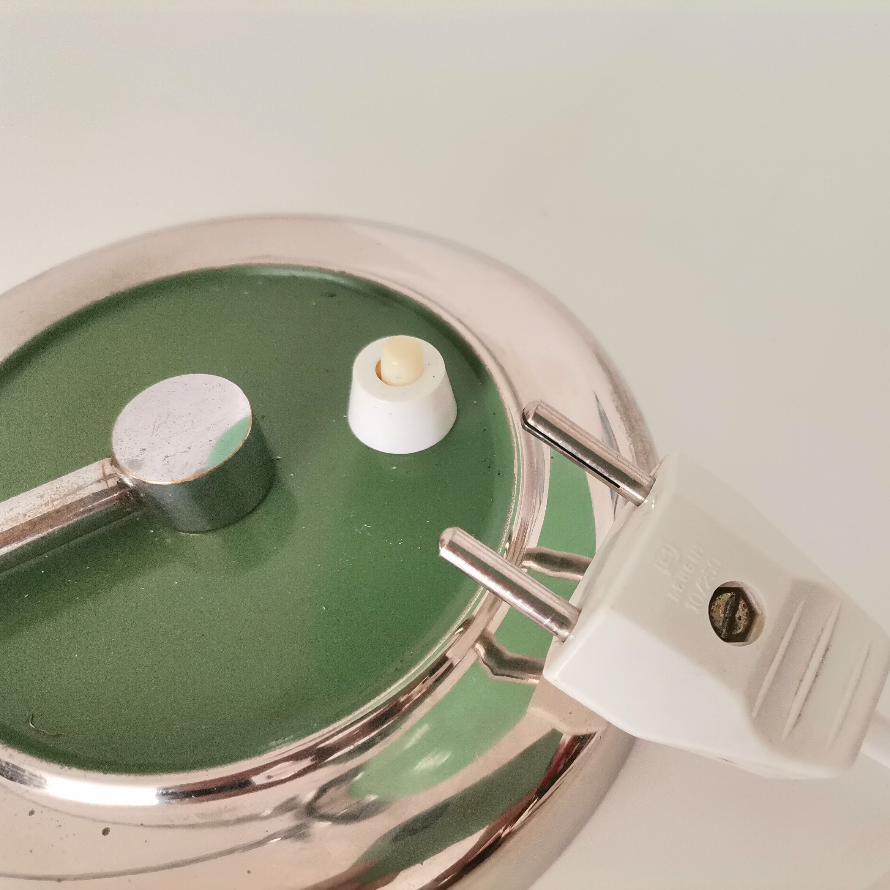 Lampe de table Bauhaus des années 1940 en verre vert moderne du milieu du siècle
