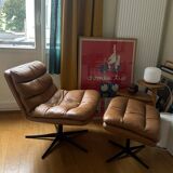 Fauteuil et ottoman en cuir camel