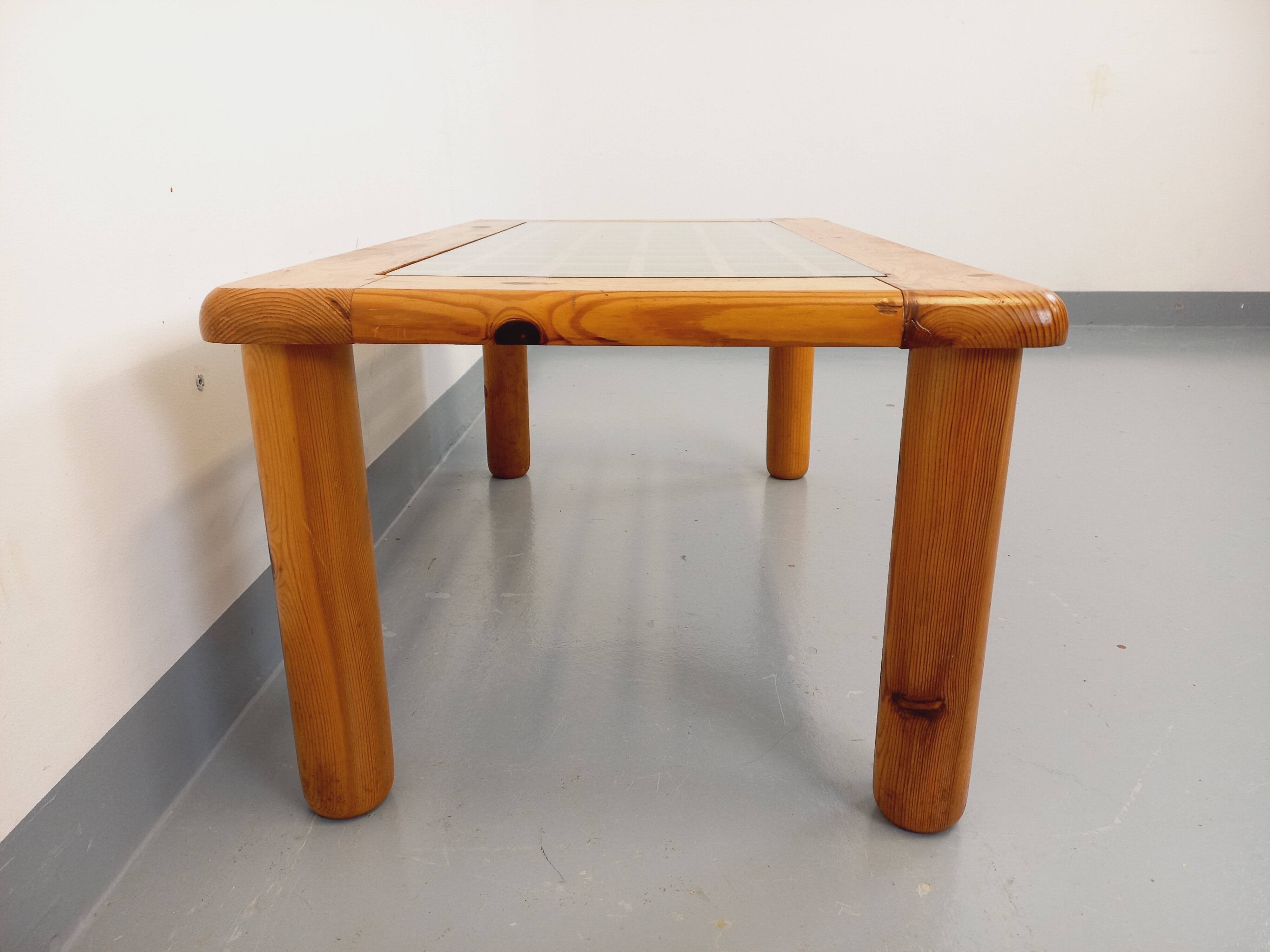 Vintage modernist coffee table in pine and glass from the 70s and 80s.